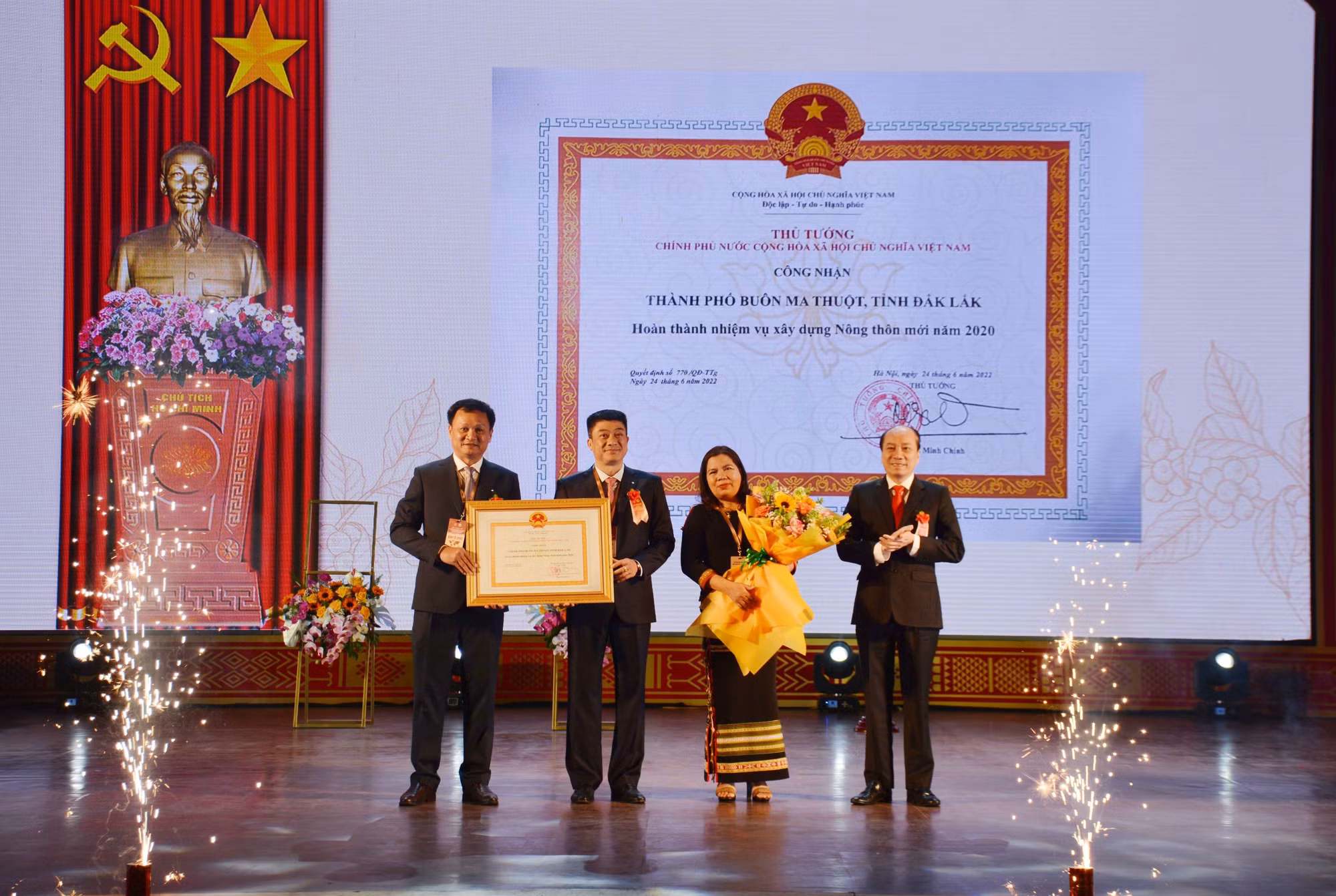 Chủ tịch UBND tỉnh Đắk Lắk Phạm Ngọc Nghị trao Quyết định của Thủ tướng Chính phủ công nhận thành phố Buôn Ma Thuột hoàn thành nhiệm vụ xây dựng Nông thôn mới. Ảnh: Hoài Thu - TTXVN