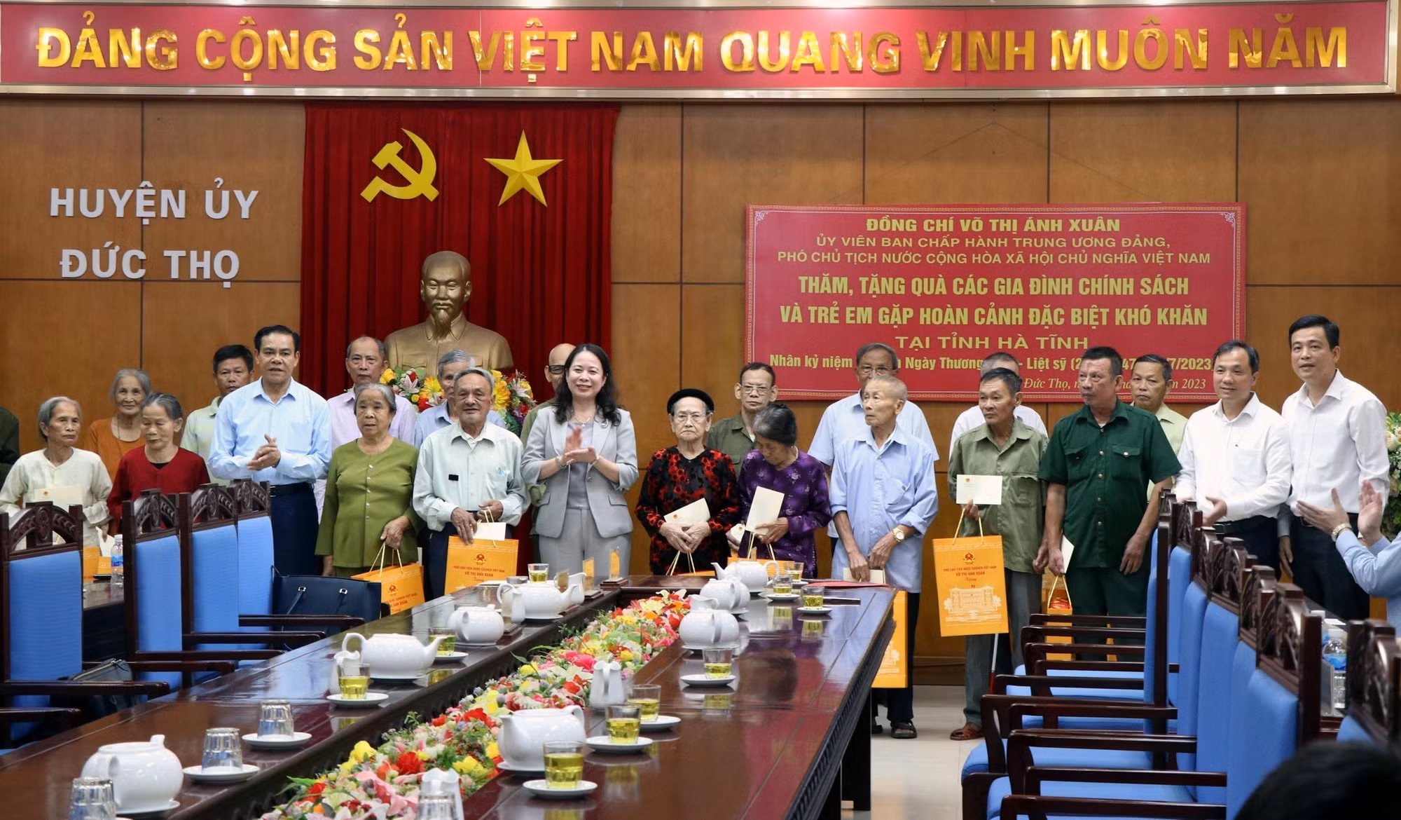 Phó Chủ tịch nước Võ Thị Ánh Xuân tặng quà gia đình chính sách huyện Đức Thọ. Ảnh: Công Tường - TTXVN