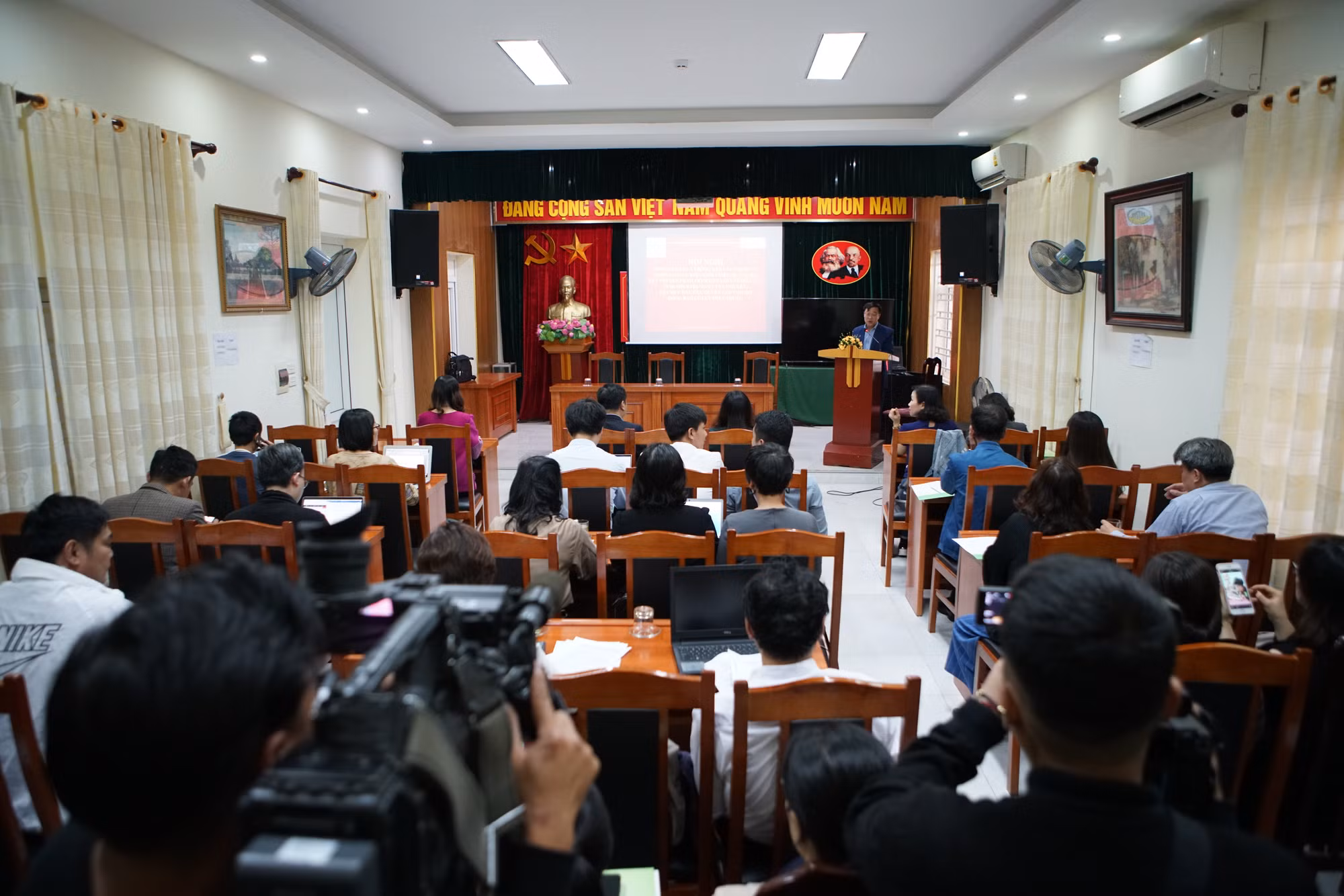 Hà Nội giới thiệu, quảng bá, kết nối sản phẩm OCOP các tỉnh Miền Trung và Tây Nguyên gắn với đấu giá gây quỹ ủng hộ đồng bào Miền Trung 