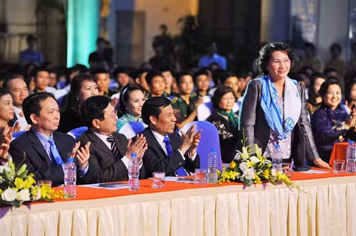 Giao lưu nghệ thuật tôn vinh gia đình Việt Nam trong xây dựng, bảo vệ Tổ quốc 