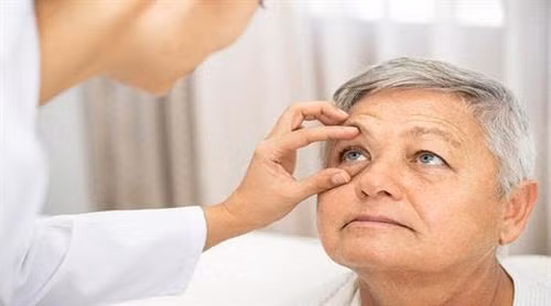 Có thể phát hiện triệu chứng bệnh Alzheimer qua khám mắt