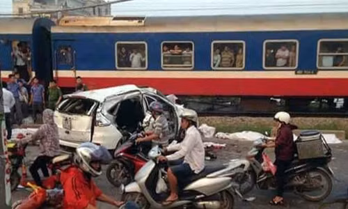 Hà Nội: Tàu hỏa đâm ô tô khiến 5 người chết, 2 người bị thương