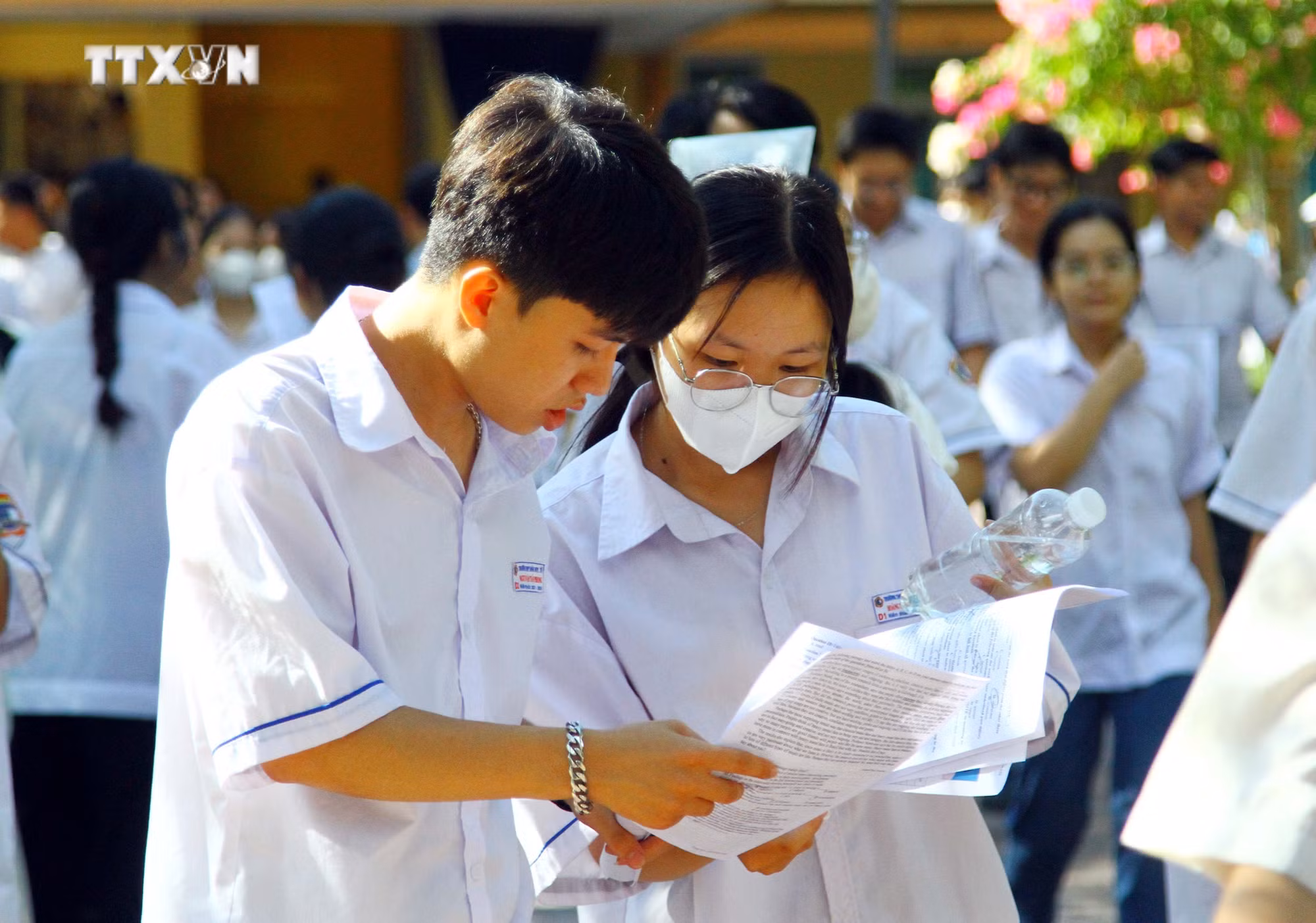 vna_potal_ky_thi_tot_nghiep_thpt_2024_thi_sinh_quang_binh_vui_ve_ket_thuc_mon_thi_tieng_anh__7455002.jpg