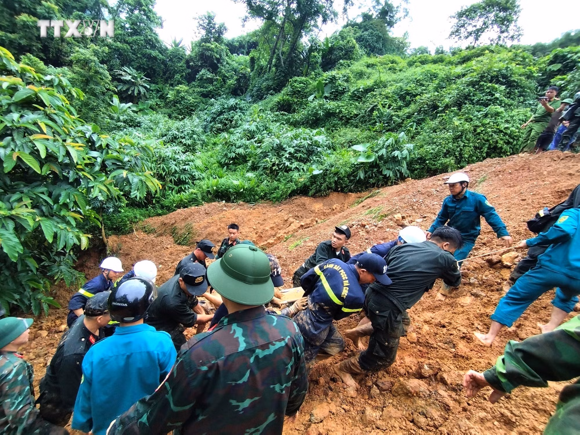 vna_potal_vu_sat_lo_dat_nghiem_trong_tai_ha_giang_tim_thay_them_thi_the_2_nan_nhan_7480463.jpg
