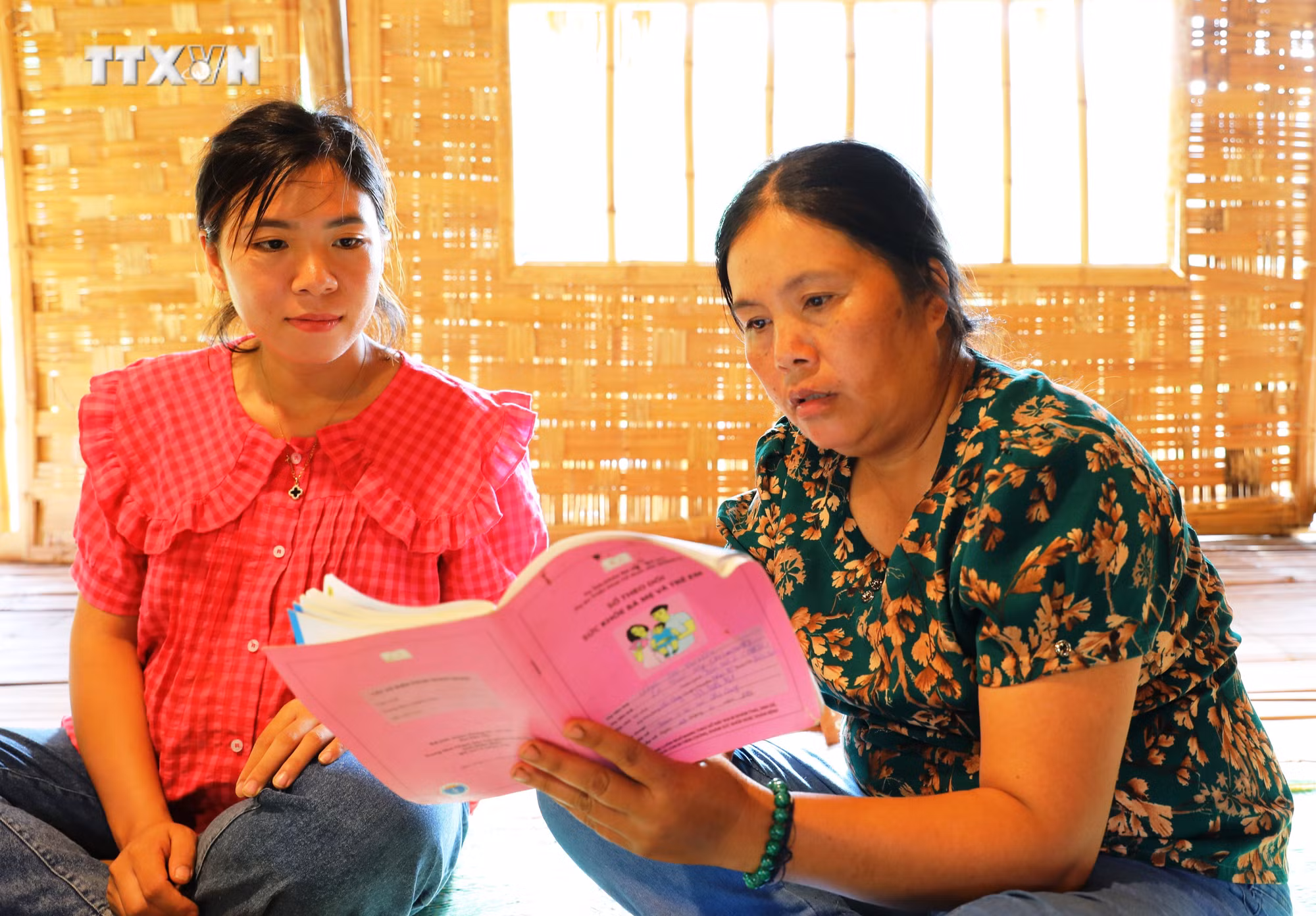 vna_potal_co_do_thon_ban_tan_tam_voi_nghe_noi_vung_cao_dien_bien_7476313.jpg