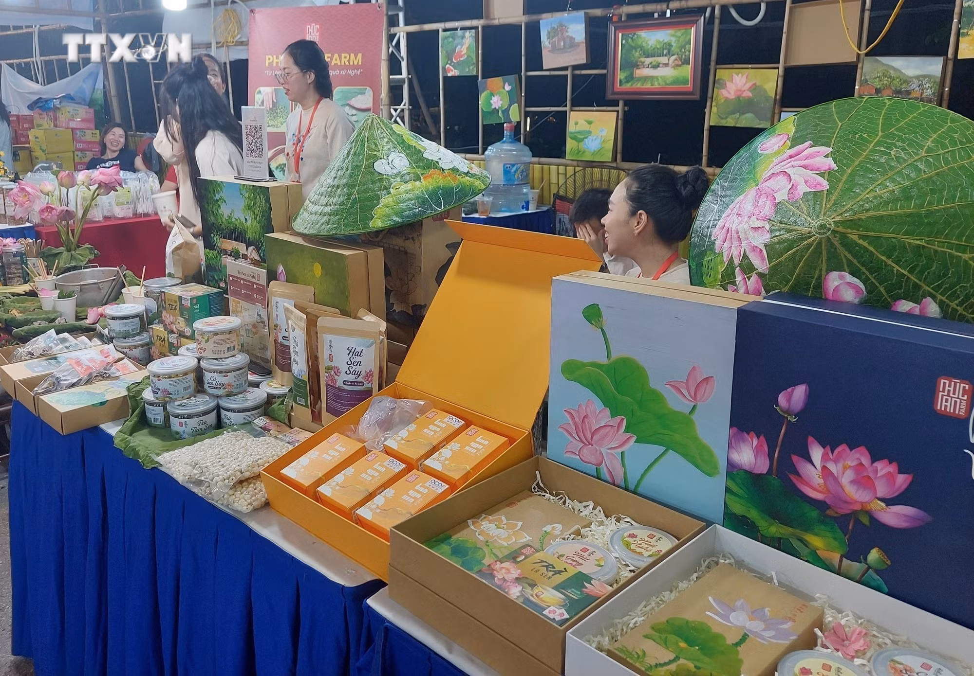 vna_potal_khai_truong_trung_tam_gioi_thieu_va_ban_san_pham_ocop_quan_tay_ho_-_pho_trinh_7479785.jpg