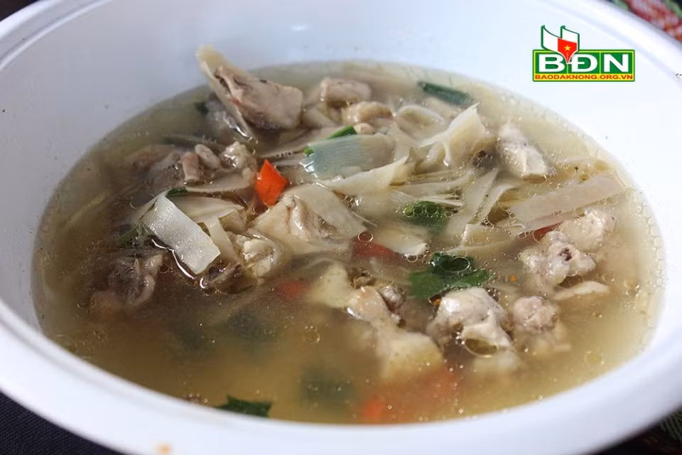 Canh chua thịt gà của người Ê đê