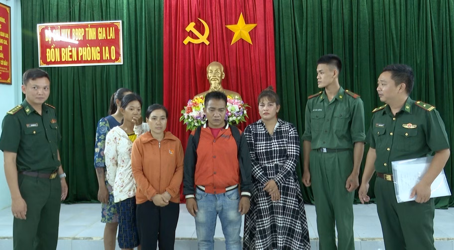 Puih Thái (giữa) được lực lượng chức năng giải cứu thành công từ Campuchia. Ảnh: TTXVN
