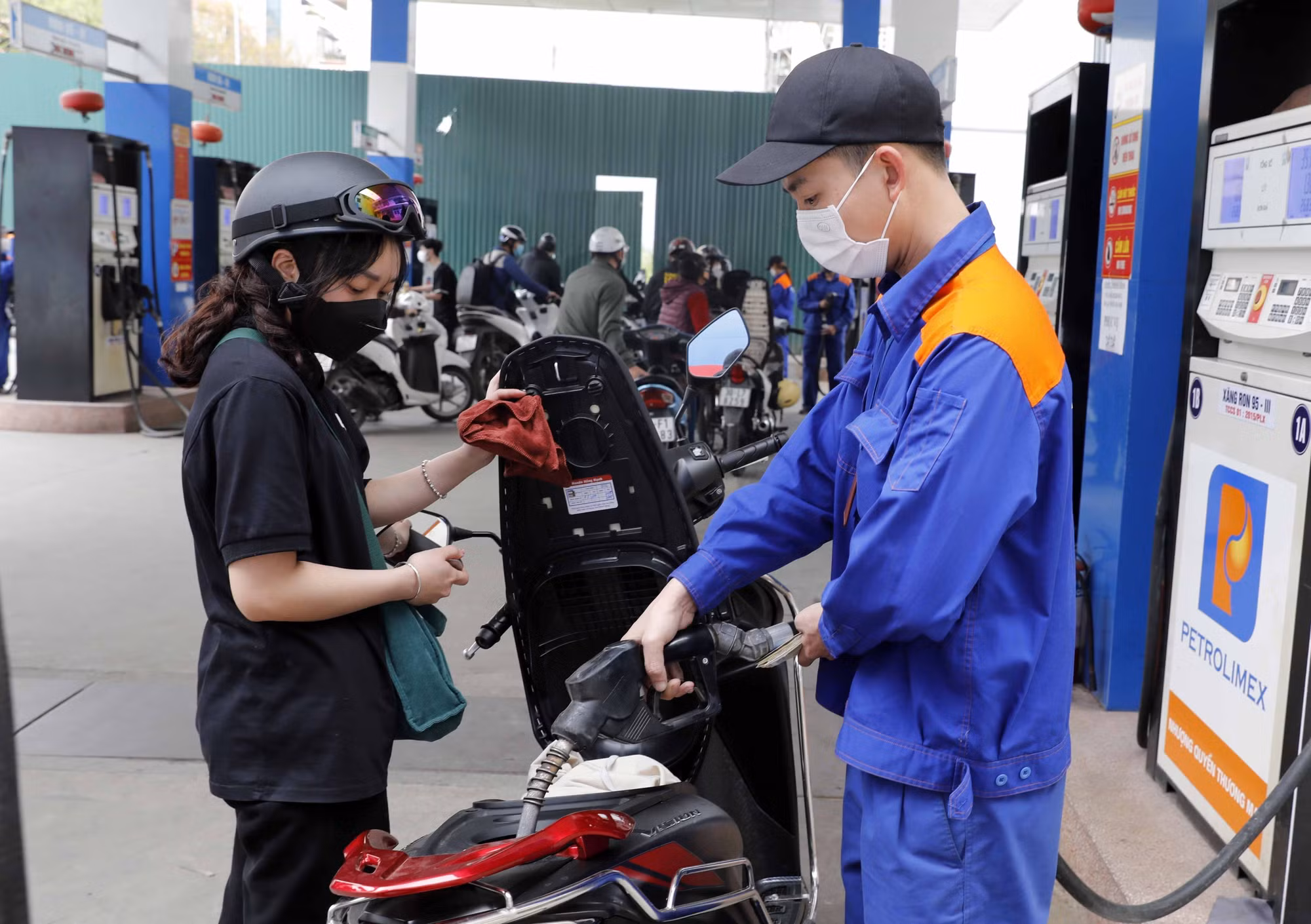 Giá xăng, dầu giảm hơn 400 đồng/lít