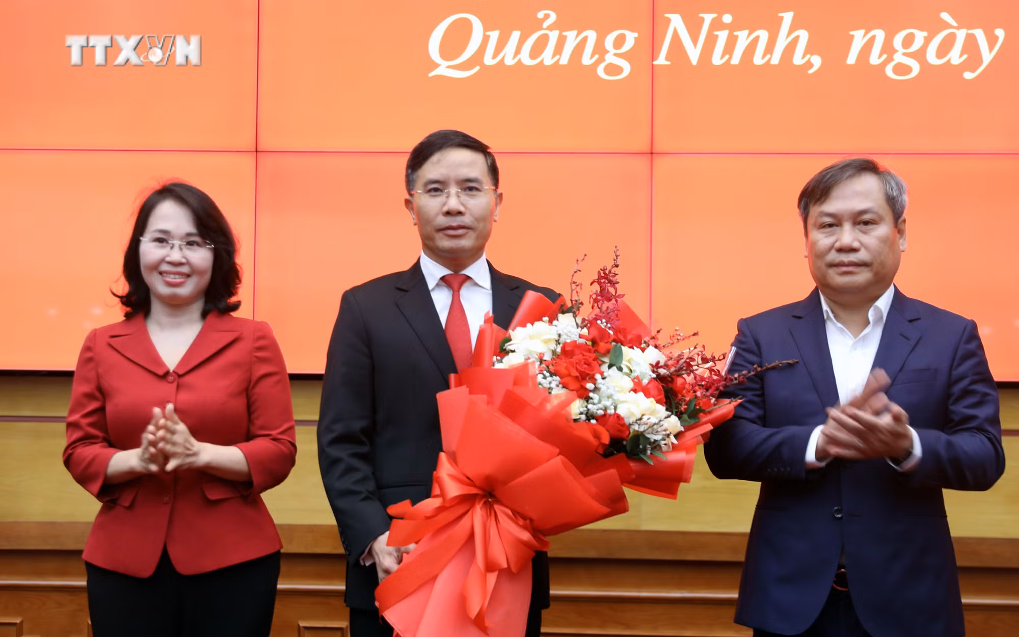 Thường trực Tỉnh ủy Quảng Ninh tặng hoa chúc mừng tân Phó Bí thư Tỉnh ủy Phạm Đức Ấn (giữa). Ảnh: Văn Đức- TTXVN