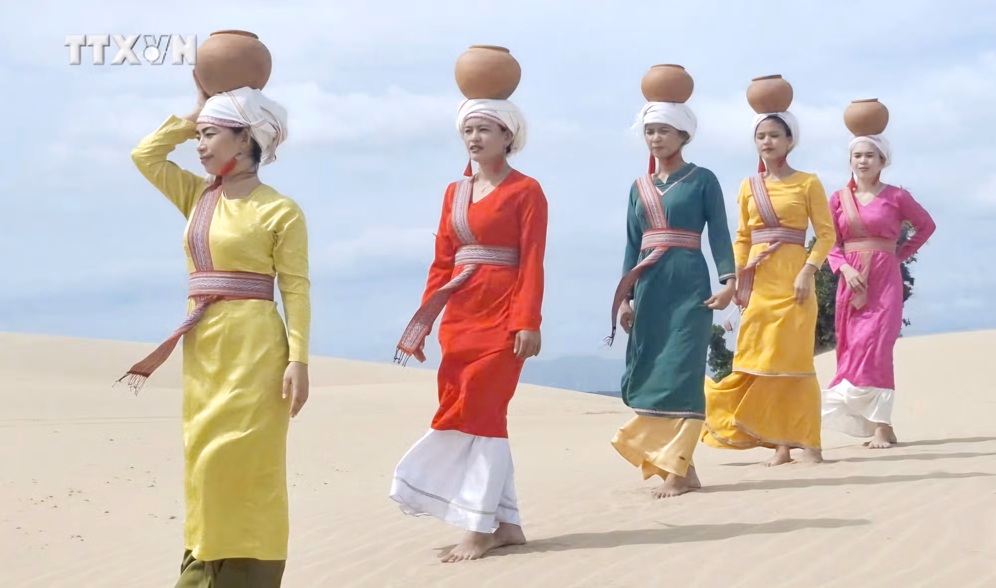 vna_potal_ninh_thuan_phat_huy_gia_tri_di_san_van_hoa_cham_de_phat_trien_du_lich_7748097.jpg