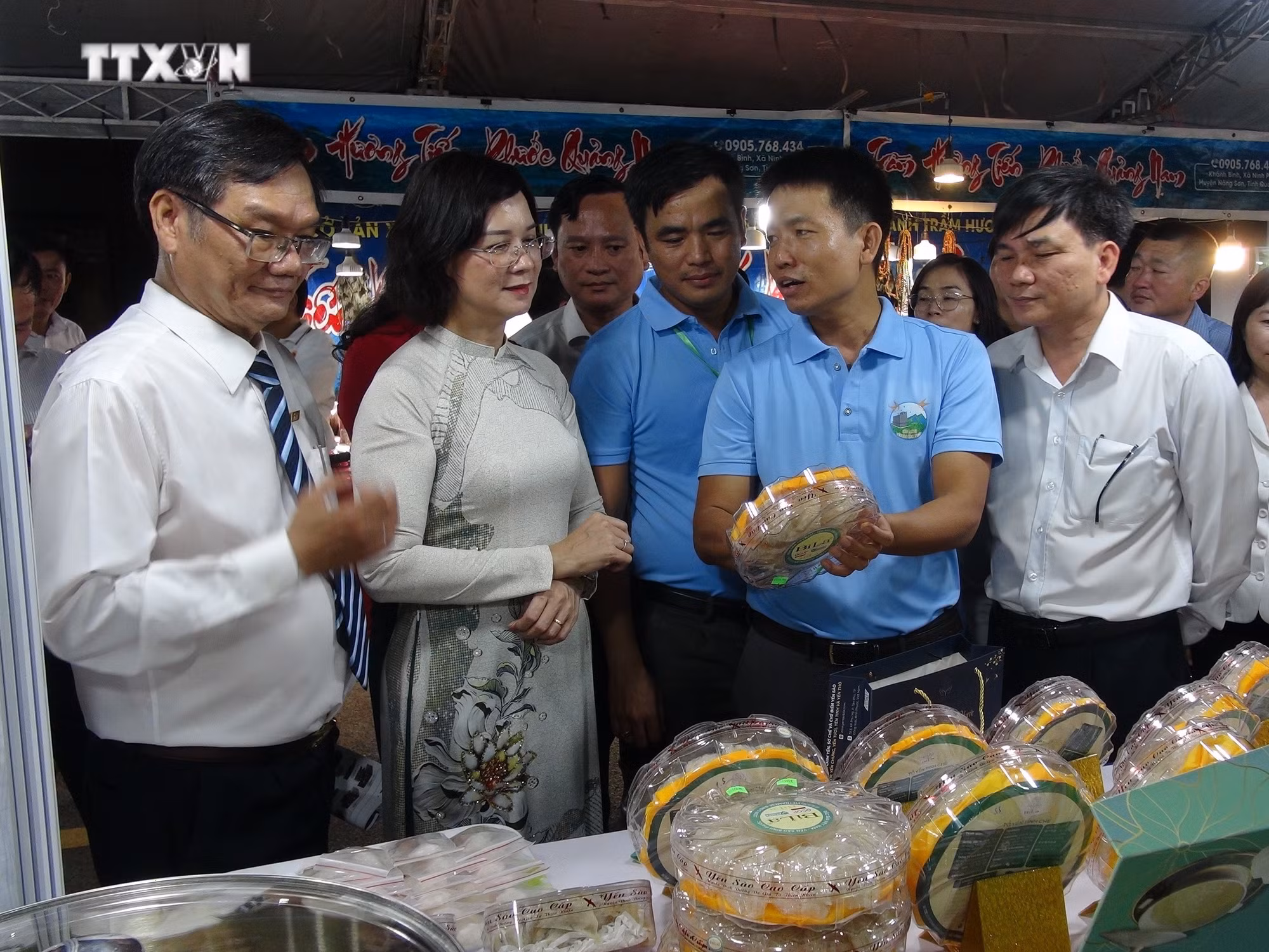 vna_potal_ngay_hoi_yen_sao_va_trung_bay_quang_ba_nong_san_thuong_mai_dich_vu_ho_tro_nong_dan_binh_phuoc_7325594.jpg