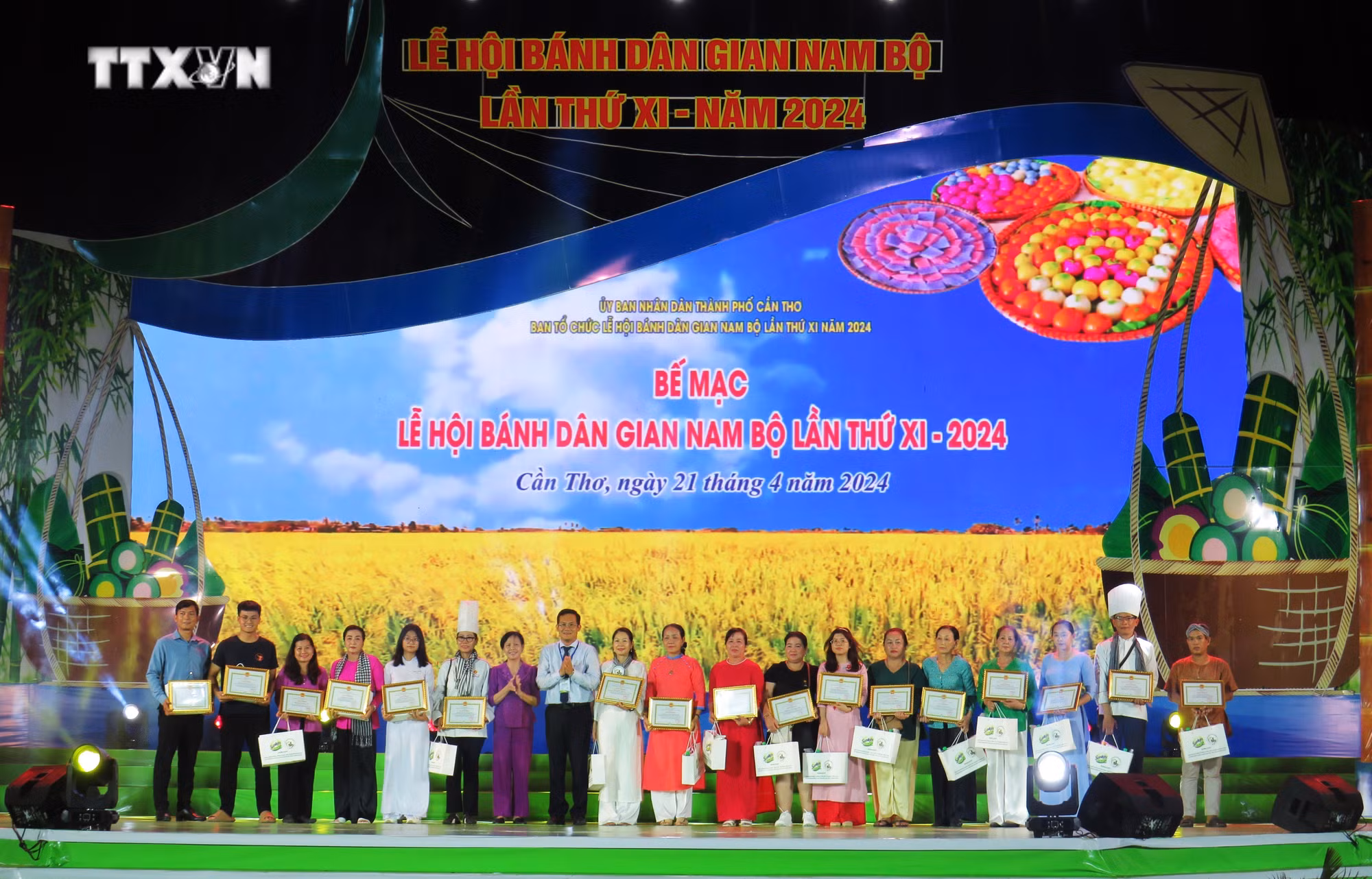 vna_potal_be_mac_le_hoi_banh_dan_gian_nam_bo_lan_thu_xi_nam_2024_7334048.jpg