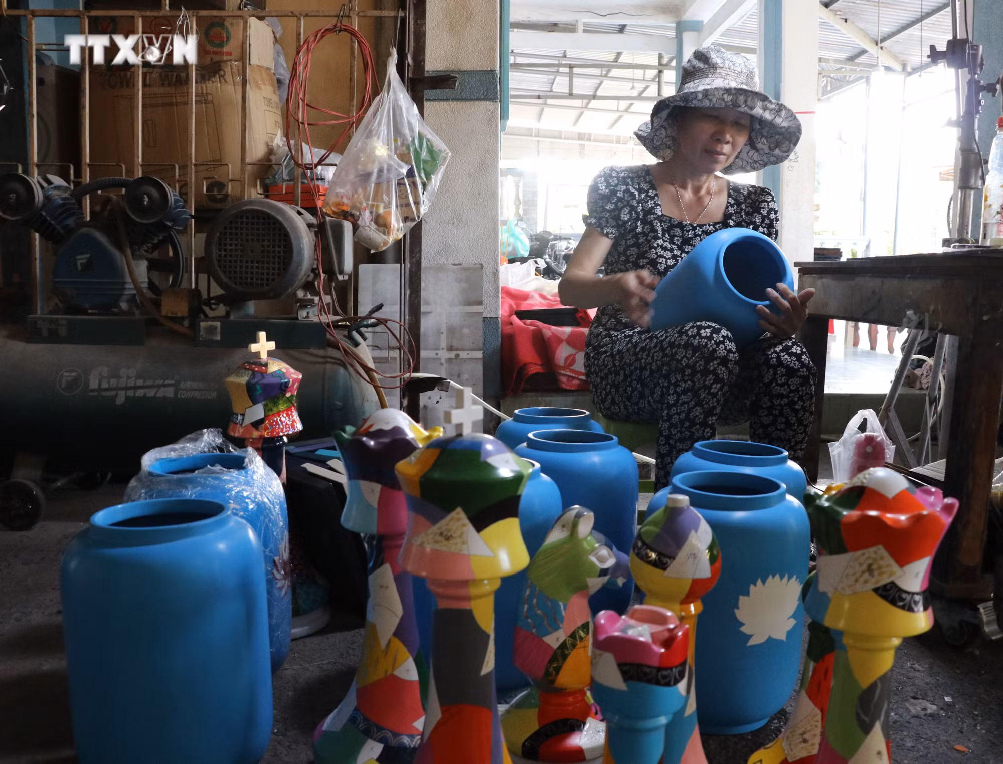 vna_potal_san_pham_ocop_o_dia_phuong_giu_lua_nghe_son_mai_tuong_binh_hiep_7331705.jpg