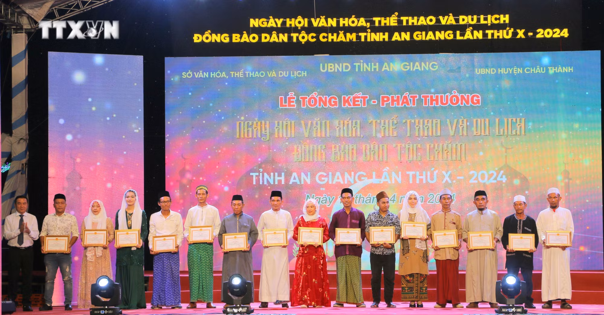 vna_potal_be_mac_ngay_hoi_van_hoa_the_thao_va_du_lich_dong_bao_cham_tinh_an_giang_lan_thu_x_nam_2024____7331620.jpg