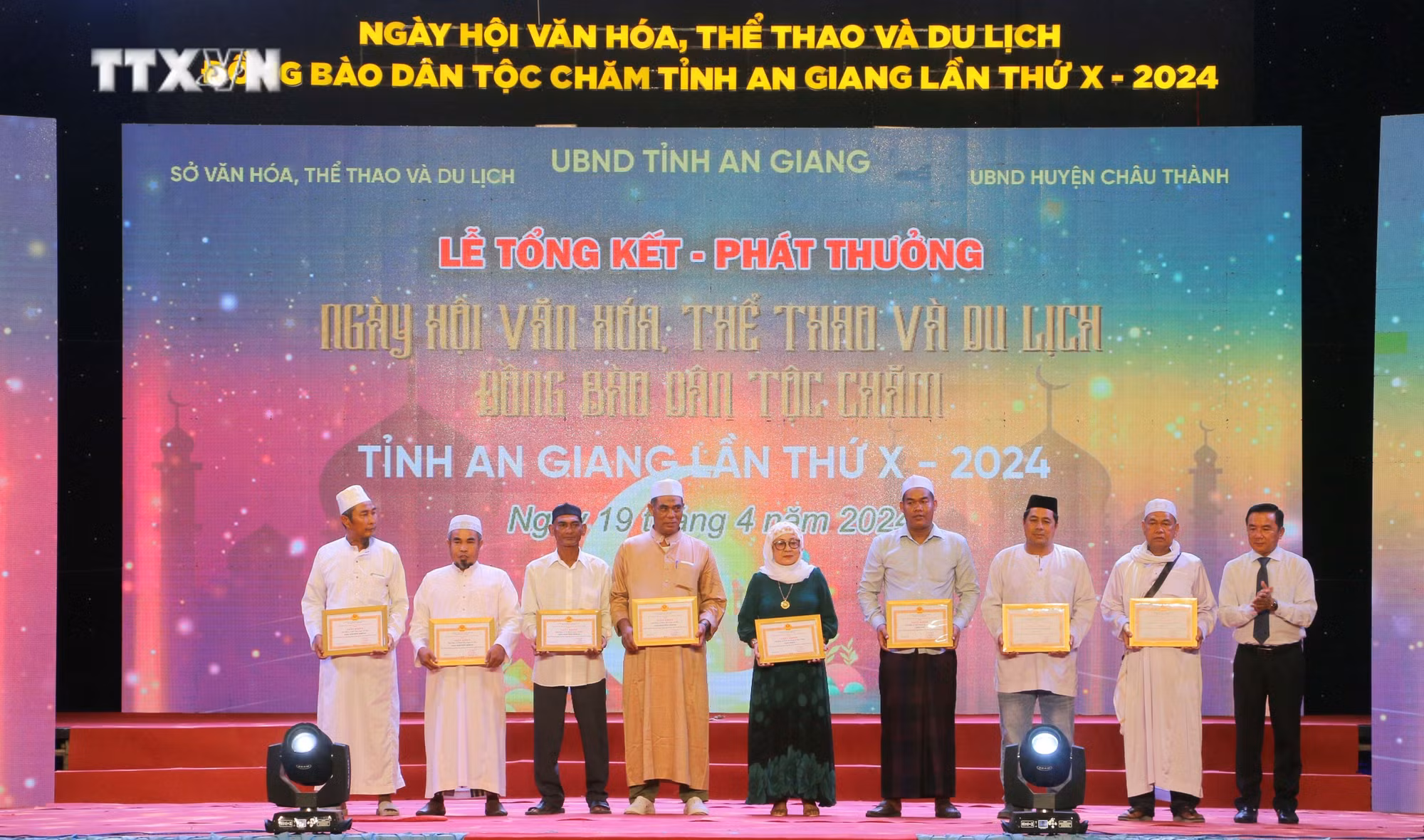 vna_potal_be_mac_ngay_hoi_van_hoa_the_thao_va_du_lich_dong_bao_cham_tinh_an_giang_lan_thu_x_nam_2024____7331617.jpg