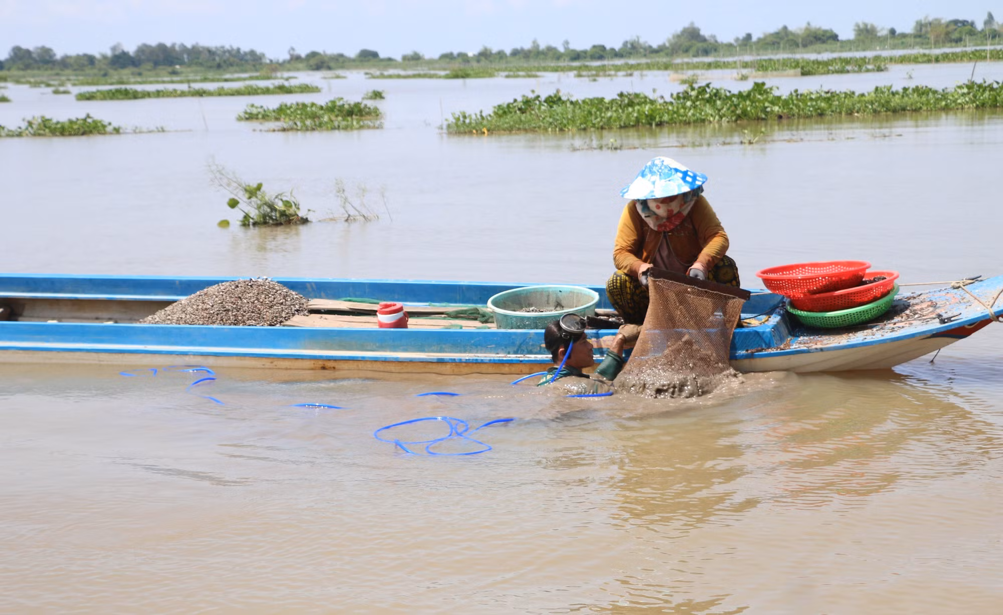 Mưu sinh mùa lũ muộn ở nơi đầu nguồn châu thổ Cửu Long