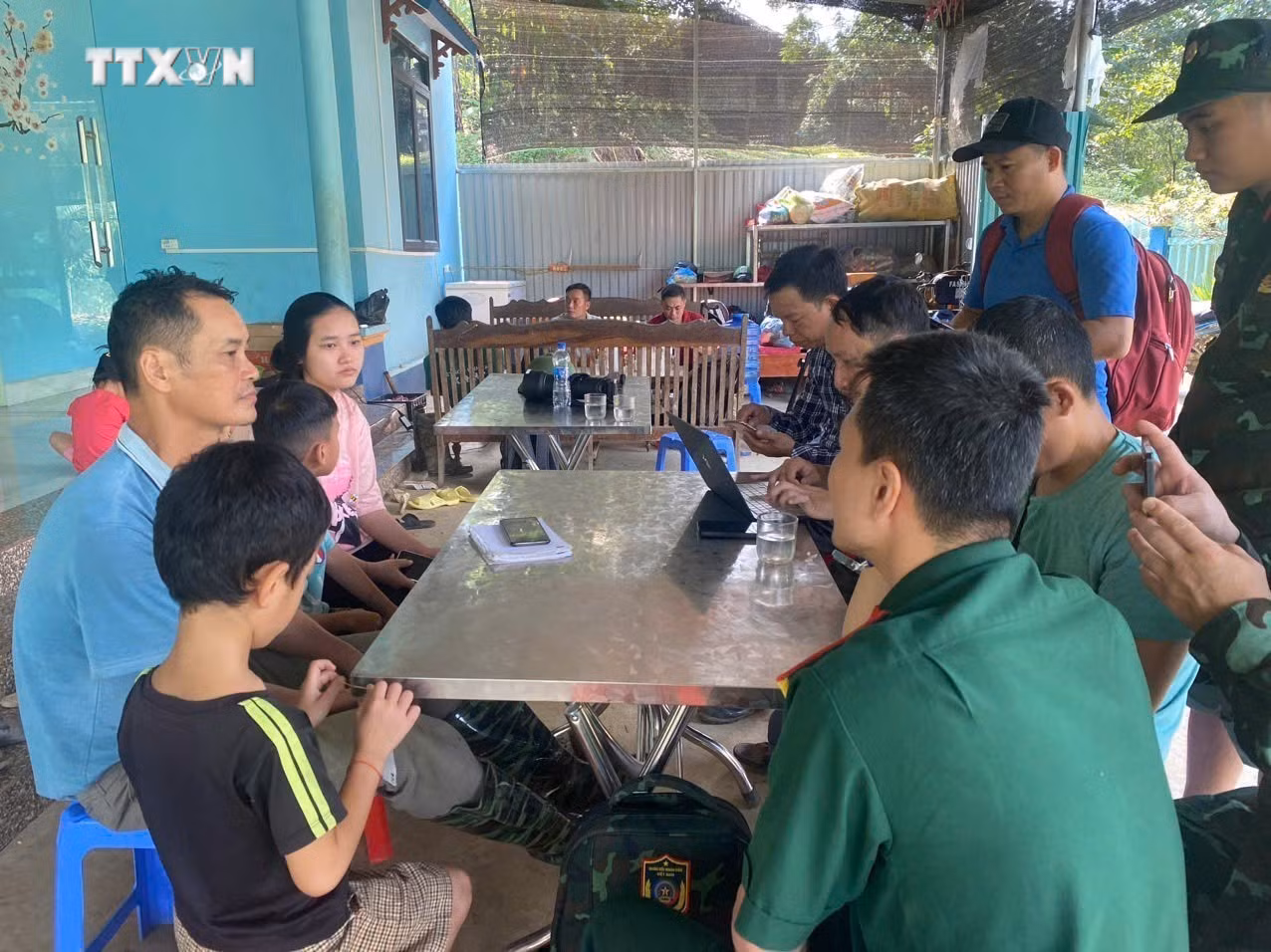 vna_potal_8_nguoi_dan_o_lang_nu_tinh_lao_cai_duoc_cho_la_mat_tich_da_tro_ve_an_toan_7593031.jpg