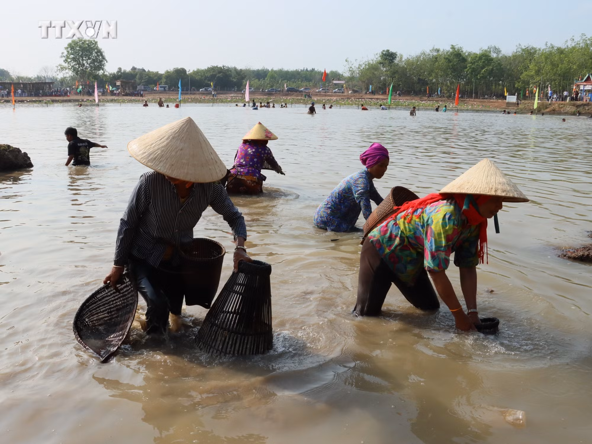 vna_potal_van_hoa_soi_duong_dac_sac_le_hoi_pha_bau_cua_dong_bao_khmer_o_binh_phuoc___7275510.jpg