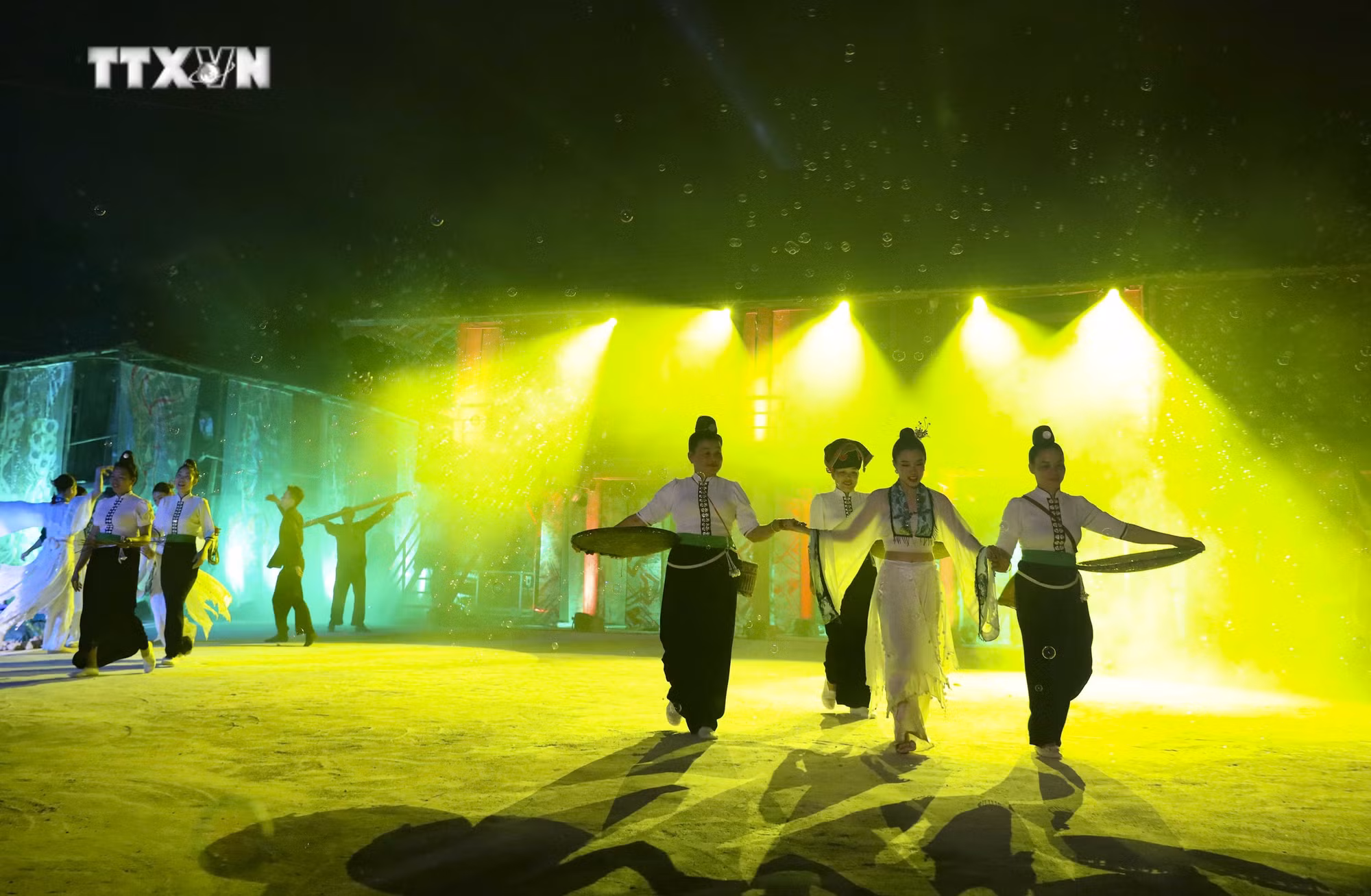 vna_potal_ra_mat_show_dien_thuc_canh_“huyen_tich_uva”_tai_dien_bien_7269704.jpg