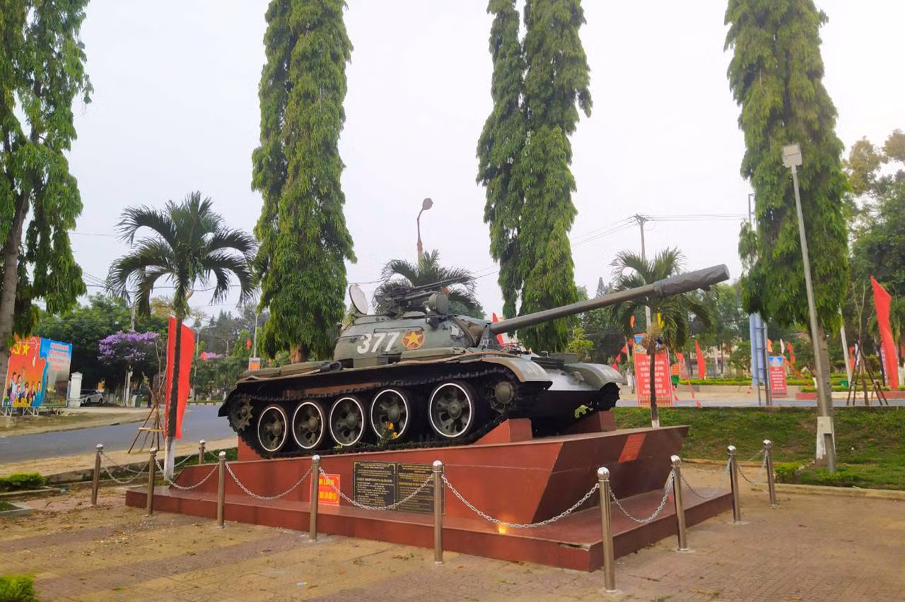 Xe tăng T59, số hiệu 377 trưng bày tại di tích chiến thắng Đăk Tô - Tân Cảnh. Ảnh: baokontum.com.vn