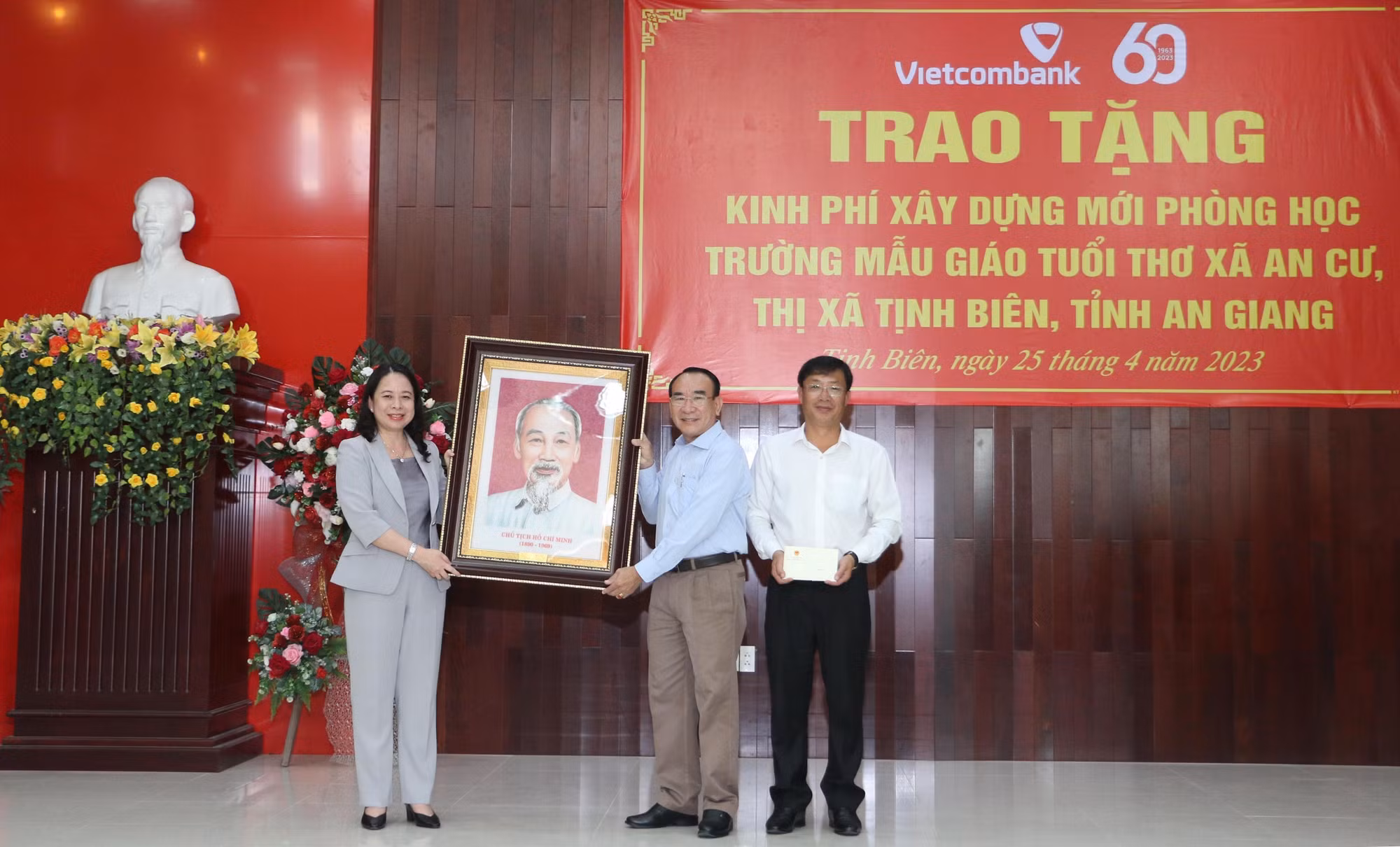 Phó Chủ tịch nước Võ Thị Ánh Xuân trao tặng chân dung Chủ tịch Hồ Chí Minh cho Đảng bộ, Chính quyền và Nhân dân thị xã Tịnh Biên. Ảnh: Công Mạo-TTXVN
