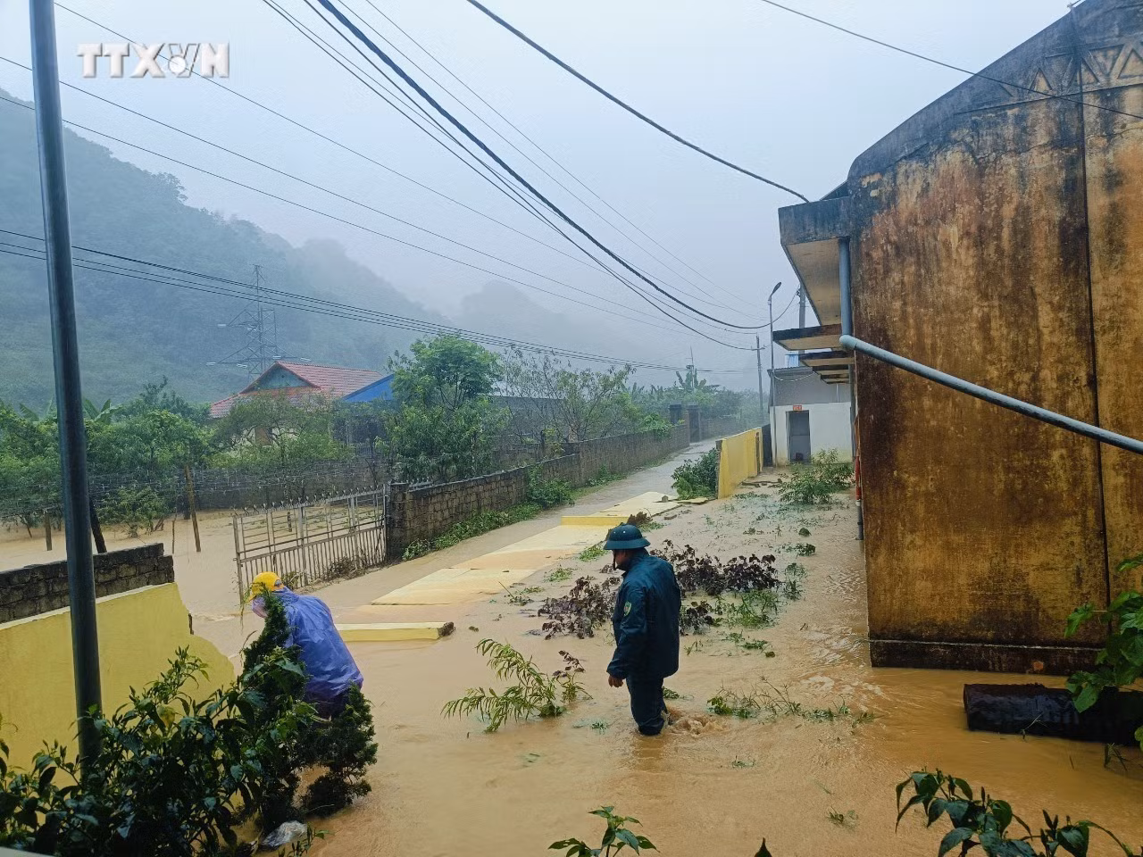 vna_potal_mua_lu_gay_sat_lo_dat_da_ngap_ung_tai_mot_so_huyen_o_son_la_7497524.jpg