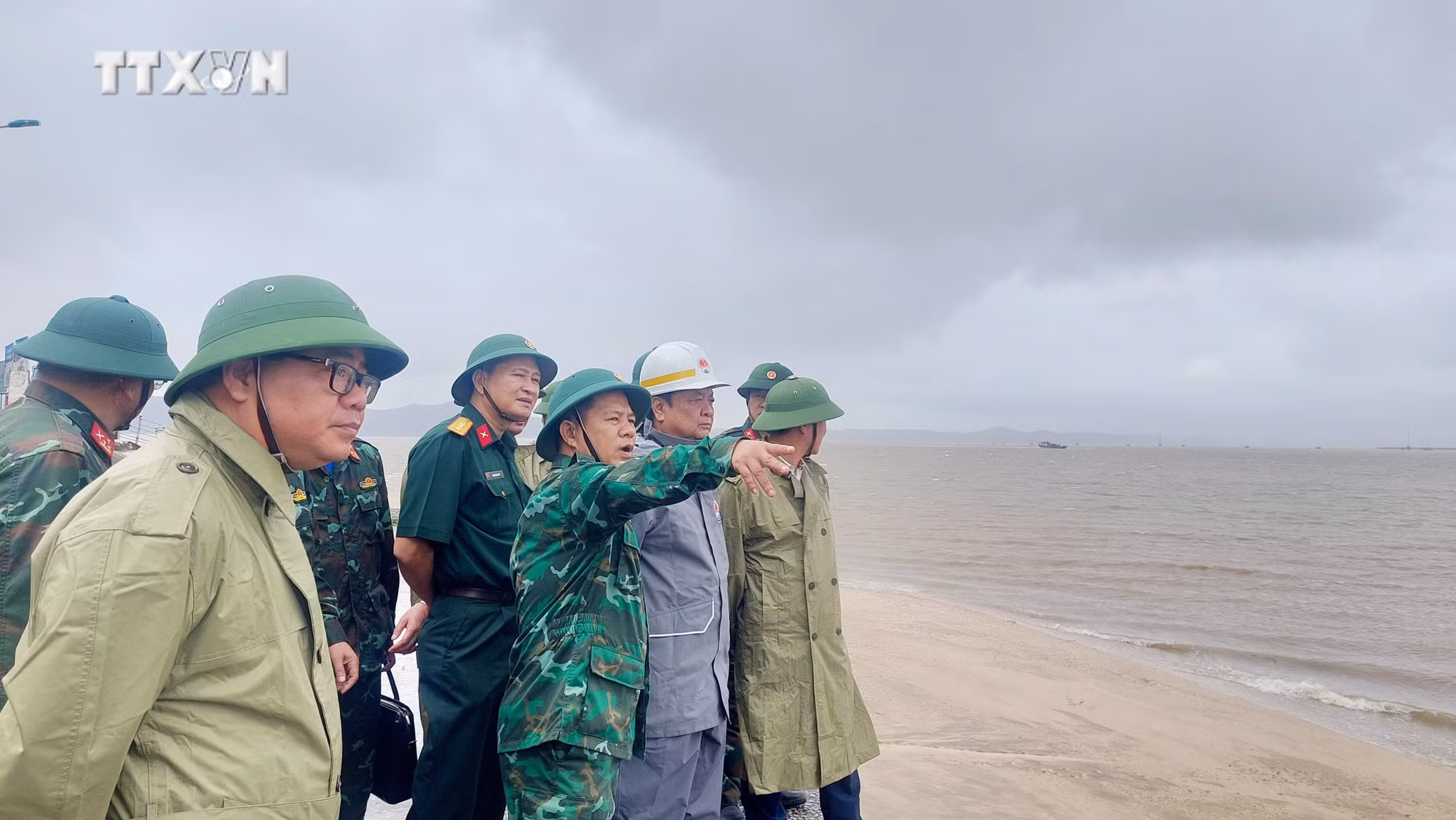 vna_potal_bo_truong_bo_nong_nghiep_va_phat_trien_nong_thon_kiem_tra_cong_tac_phong_chong_bao_so_2_tai_quang_ninh__7496714.jpg