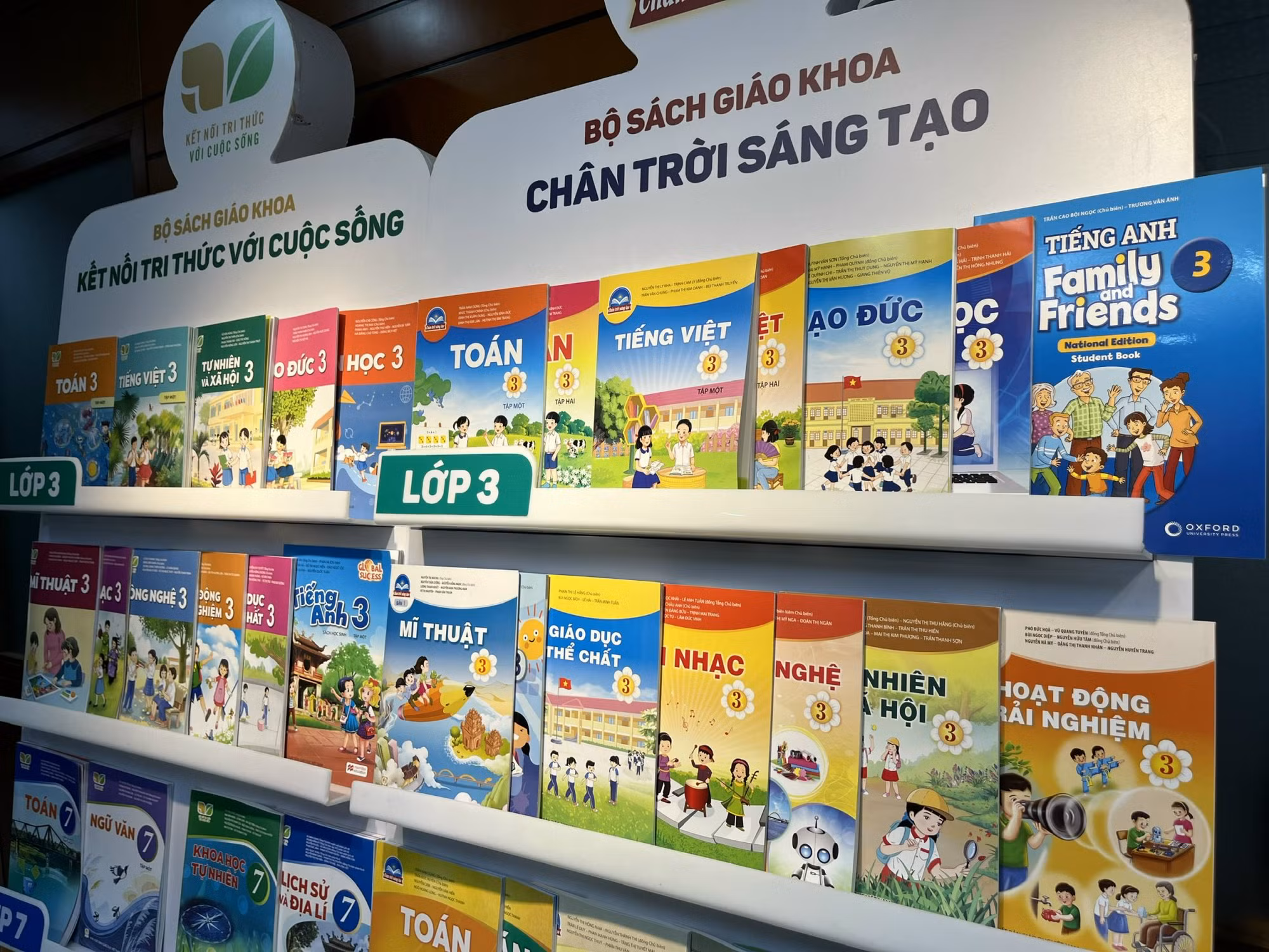 Giới thiệu sách giáo khoa mới lớp 3, lớp 7, lớp 10 tới tất cả các địa phương trên cả nước