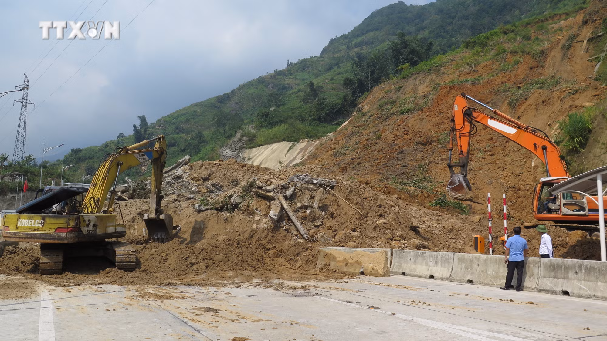 vna_potal_lao_cai_khan_truong_khac_phuc_sat_lo_tai_tinh_lo_155_____________________7639401.jpg