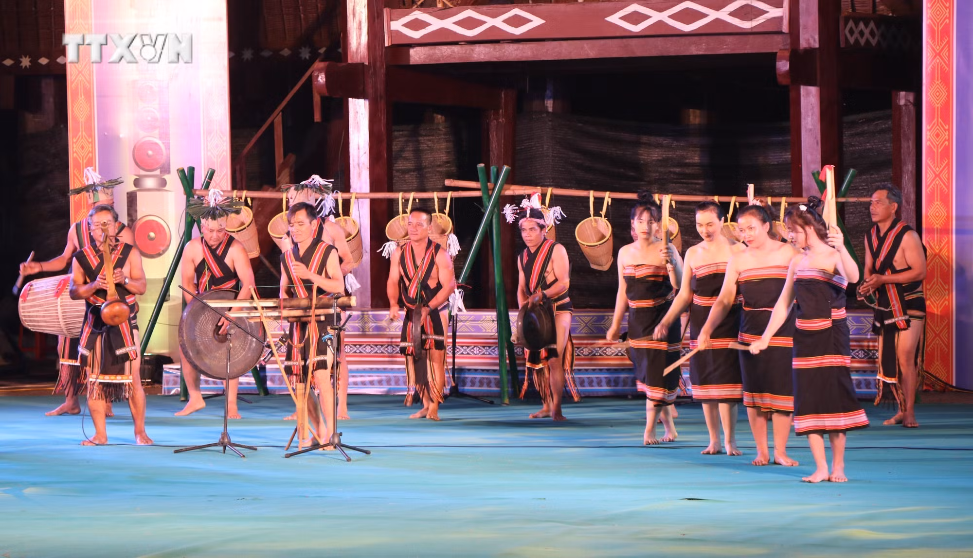 vna_potal_dem_hoi_cong_chieng_am_vong_coi_nguon_–_doan_ket_cac_dan_toc_tinh_kon_tum_7645071.jpg