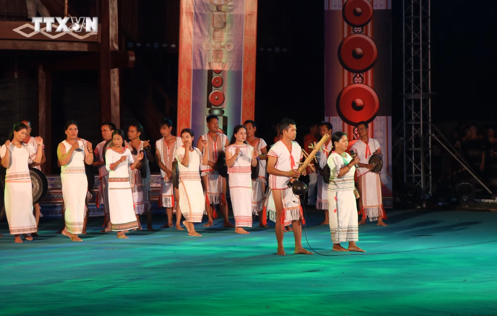 vna_potal_dem_hoi_cong_chieng_am_vong_coi_nguon_–_doan_ket_cac_dan_toc_tinh_kon_tum_7645076.jpg