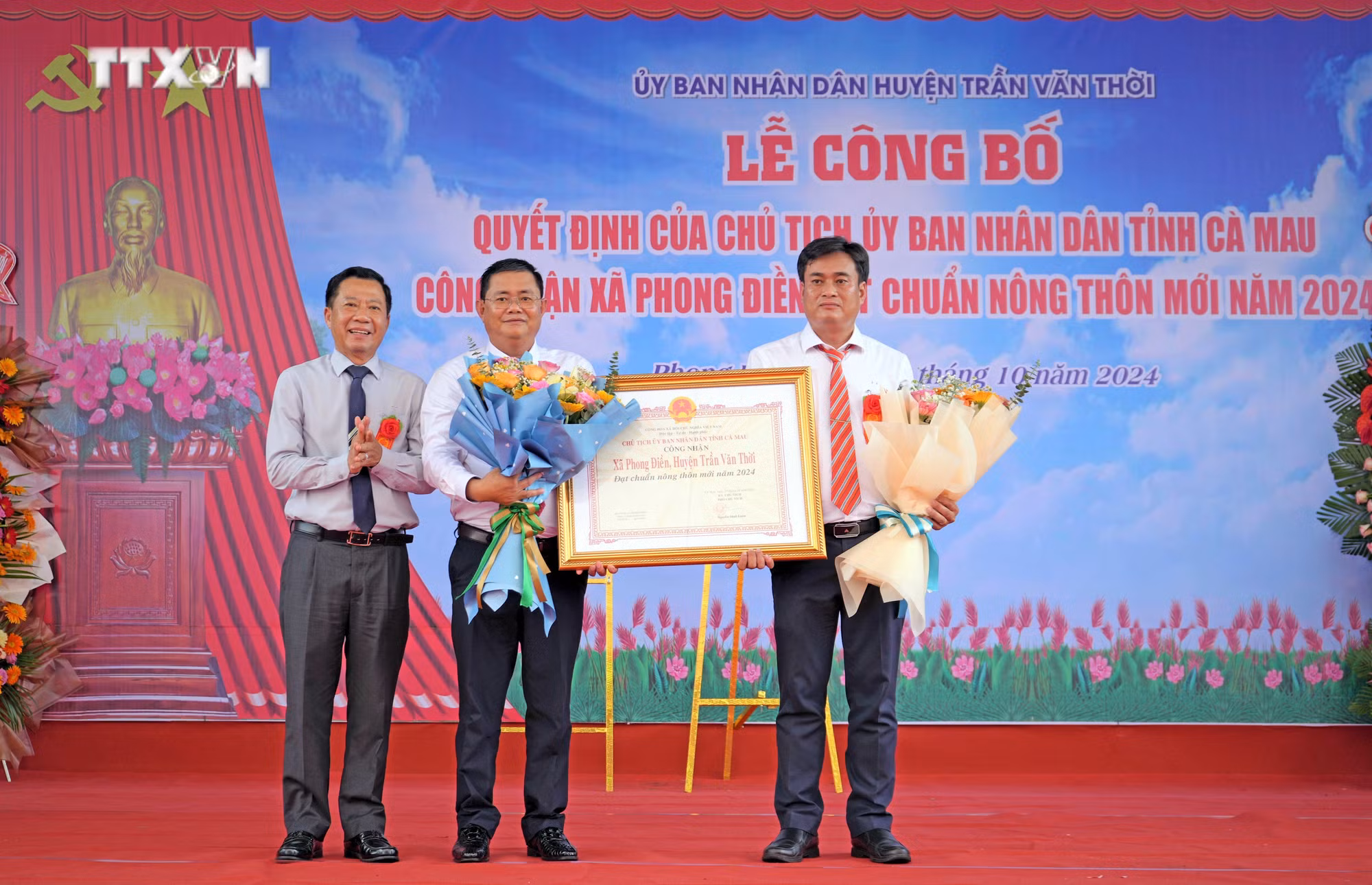 vna_potal_ca_mau_cong_nhan_xa_ven_bien_phong_dien_dat_chuan_nong_thon_moi_7647059.jpg