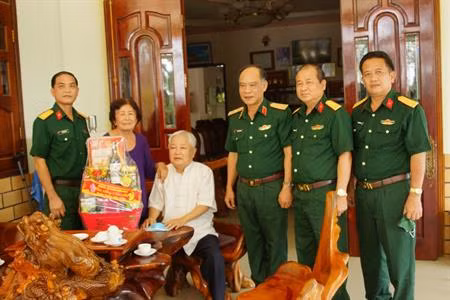 Thiếu tướng Hoàng Đình Chung, Chủ nhiệm Chính trị Quân khu 7, và đoàn công tác thăm và chúc Tết gia đình Anh hùng Lực lượng vũ trang Nhân dân Trần Thị Sữa, thị trấn Tân Châu, huyện Tân Châu, tỉnh Tây Ninh. Ảnh: baoquankhu7.vn
