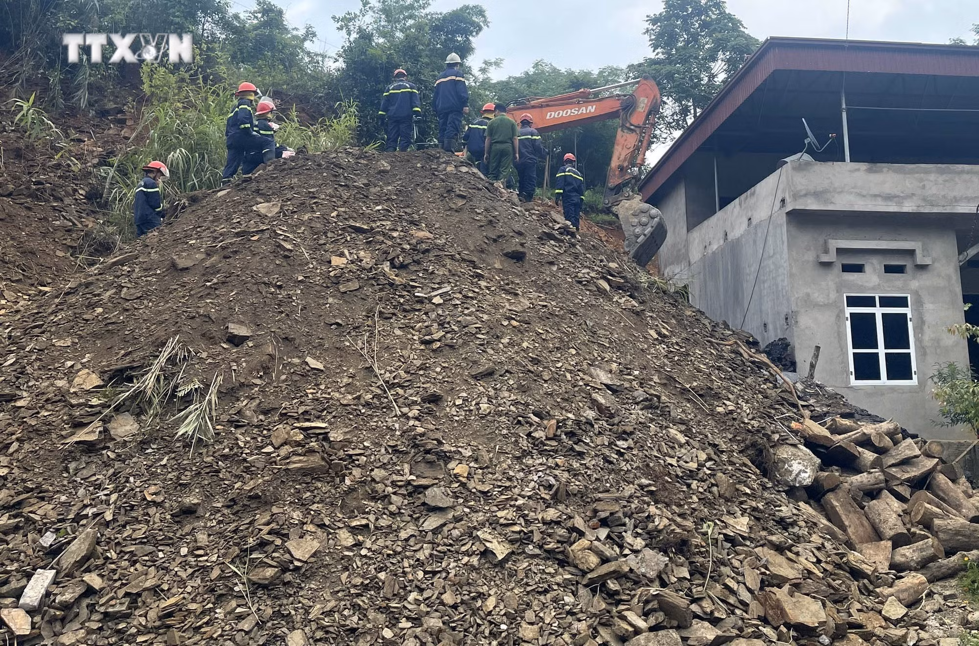 vna_potal_bac_kan_khan_truong_giai_cuu_mot_gia_dinh_bi_mac_ket_do_dat_da_sat_lo_vao_nha_7388787.jpg