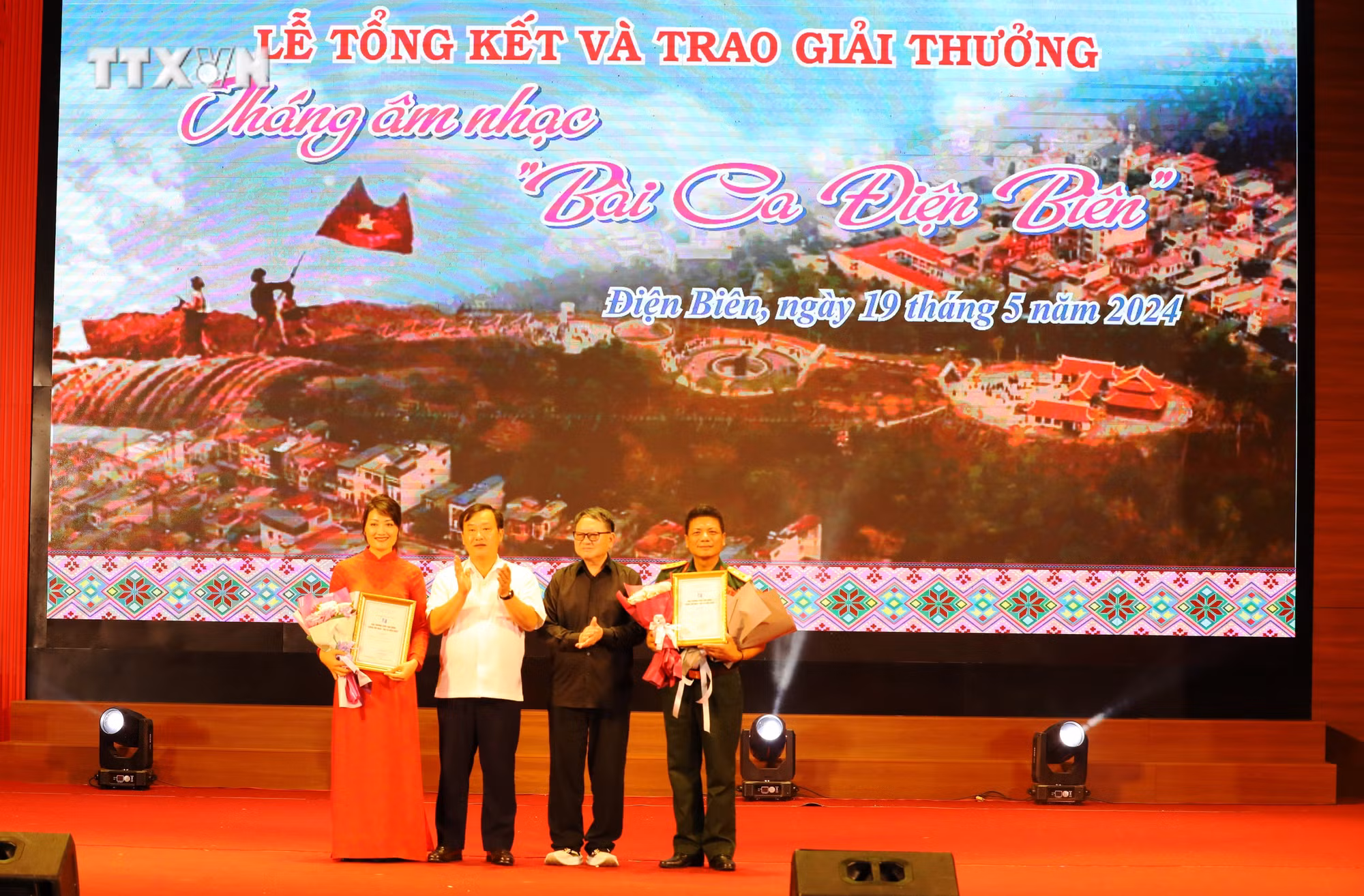 vna_potal_le_tong_ket_trao_giai_thuong_thang_am_nhac_“bai_ca_dien_bien”_7384818.jpg