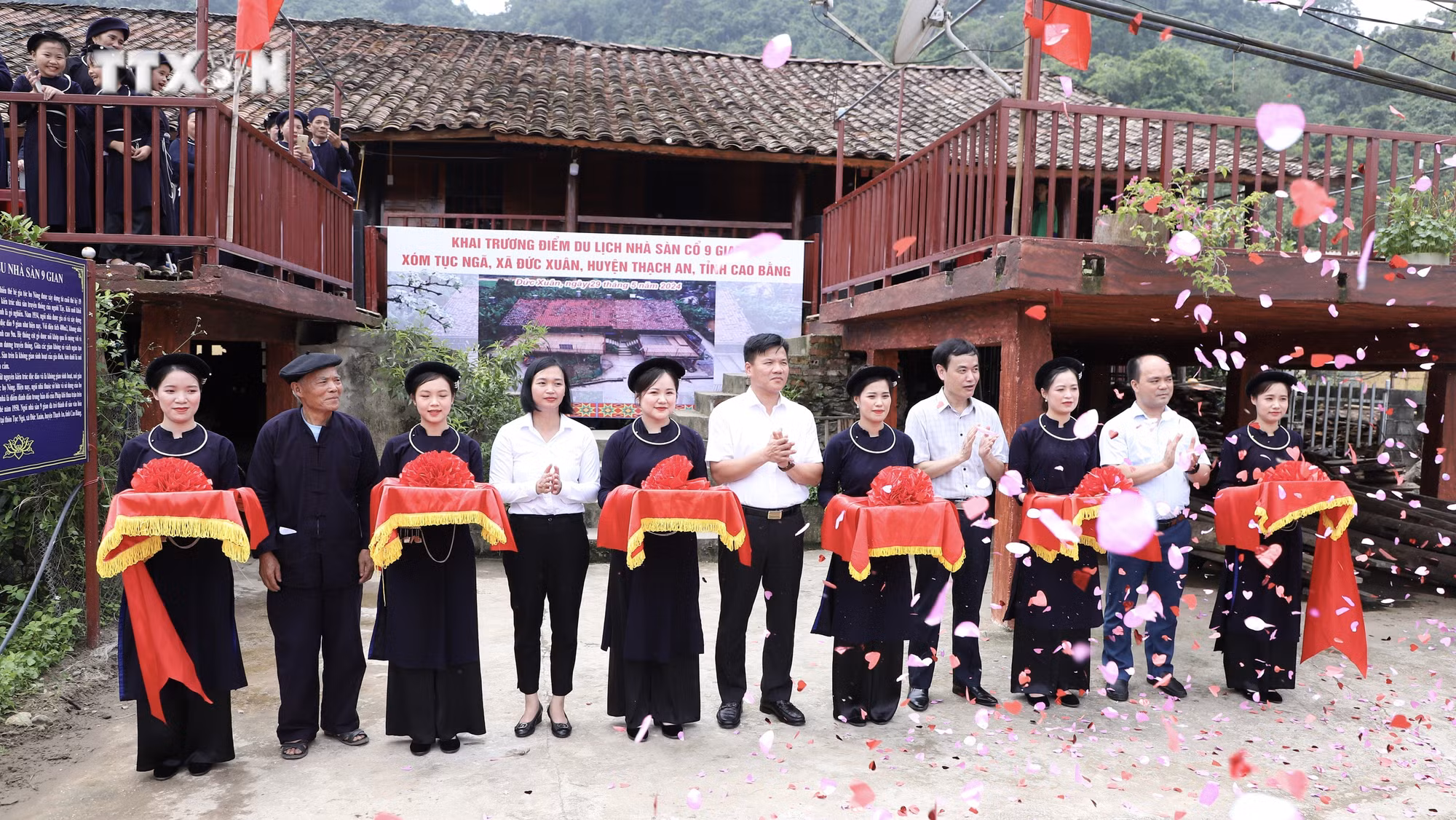 vna_potal_cao_bang_khai_truong_diem_du_lich_nha_san_co_9_gian_7401135.jpeg