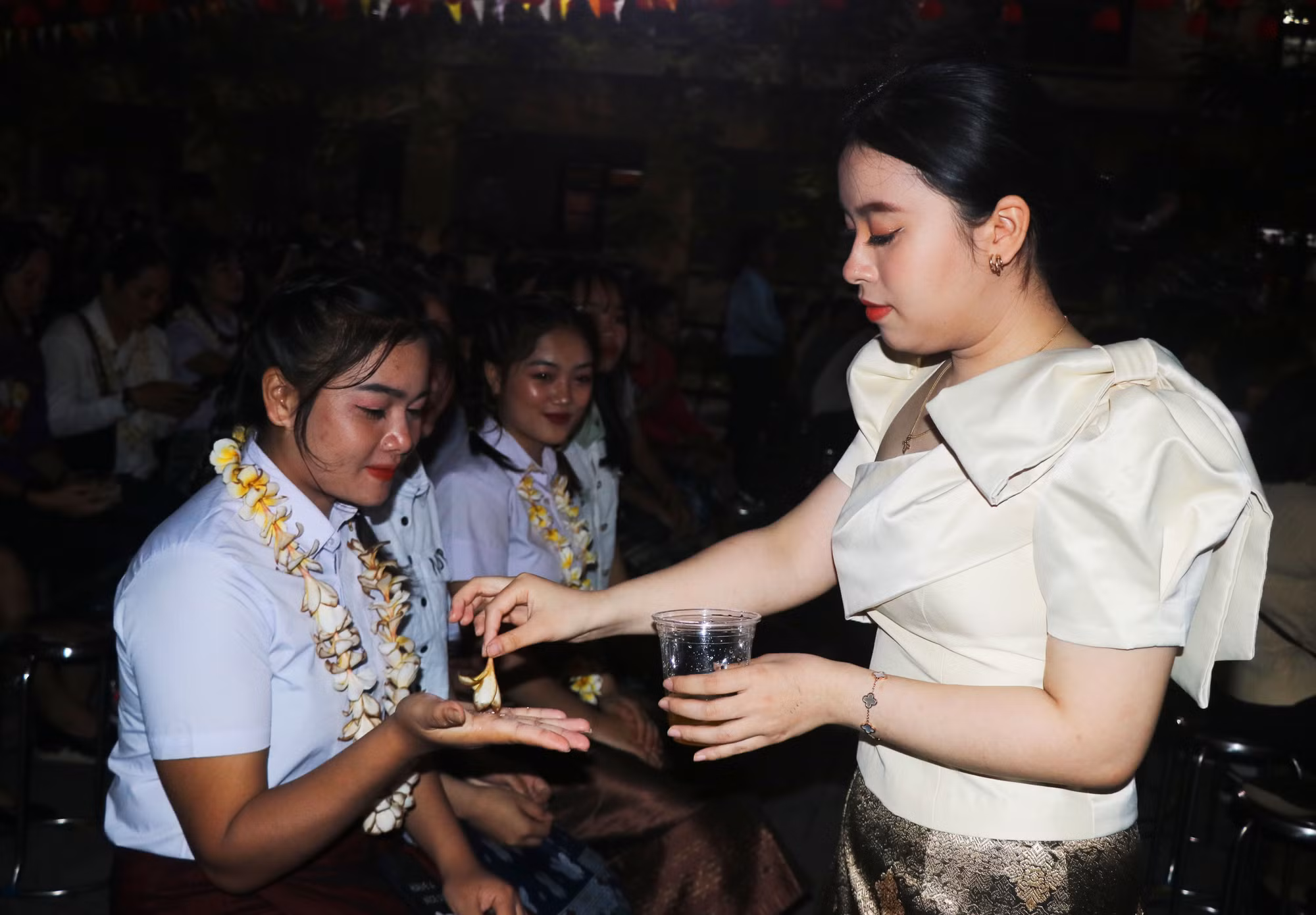 Lưu học sinh Lào rộn ràng đón Tết cổ truyền Bunpimay trên đất Cố đô Huế