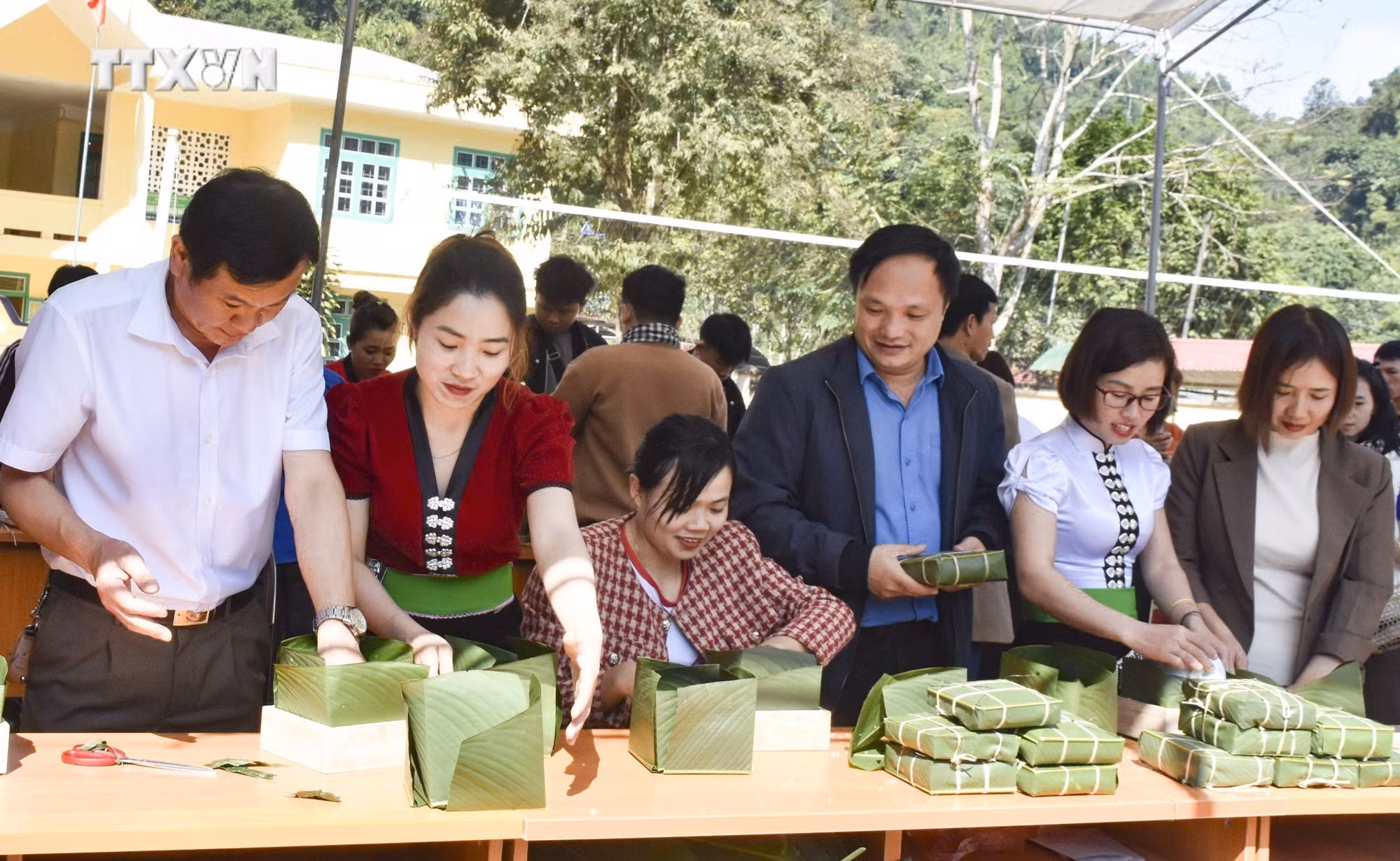 vna_potal_goi_10000_banh_chung_xanh_cho_nguoi_ngheo_an_tet_o_huyen_bien_gioi_nam_po_7206678.jpg