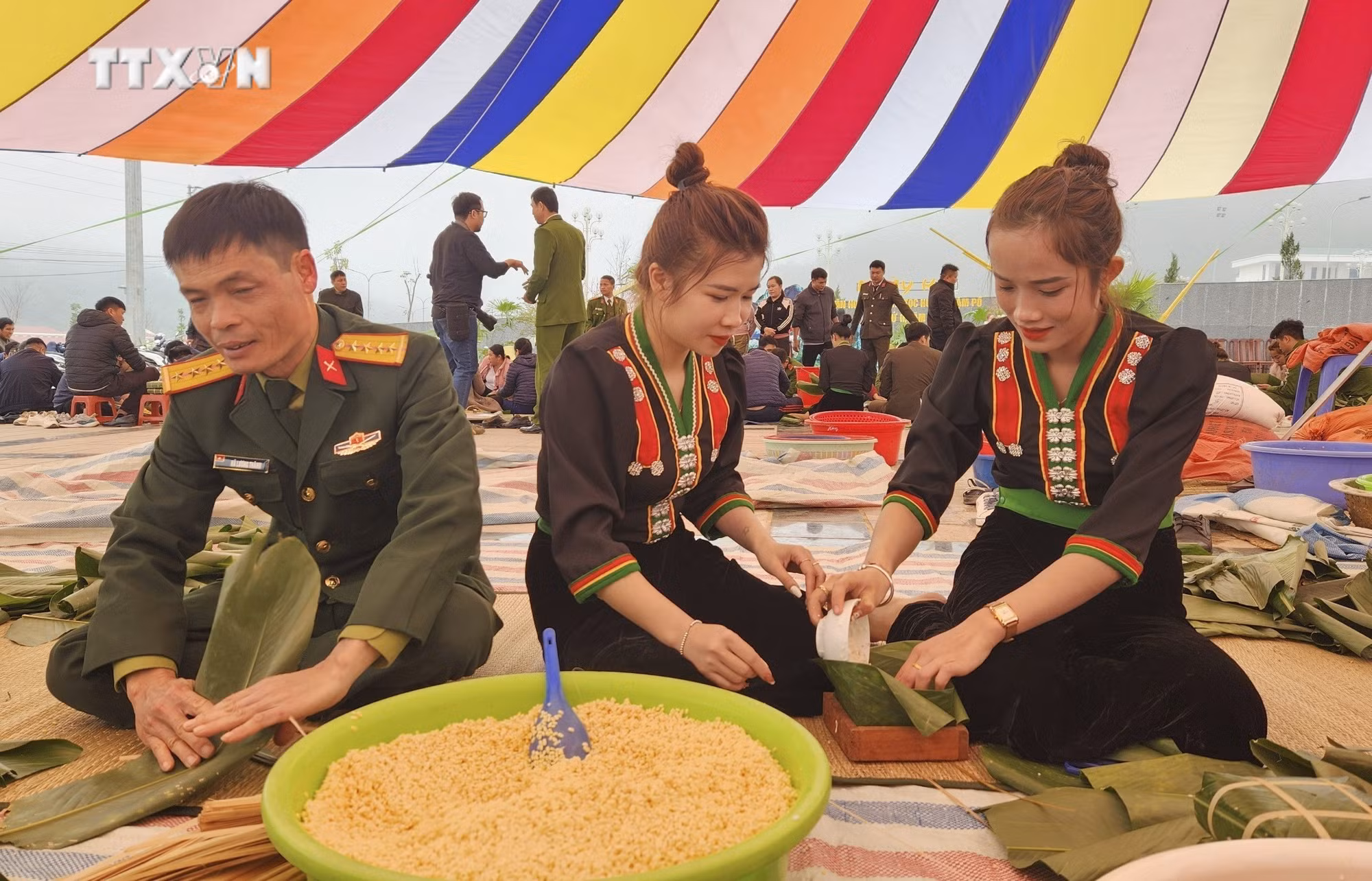 vna_potal_goi_10000_banh_chung_xanh_cho_nguoi_ngheo_an_tet_o_huyen_bien_gioi_nam_po_7206685.jpg