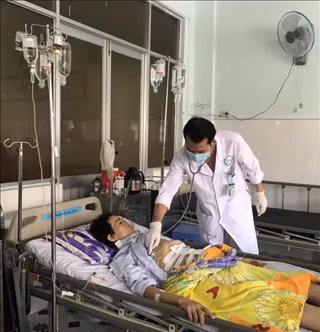 Bệnh nhân Đào Thị Mỹ Lệ được các bác sỹ Bệnh viện Đa khoa tỉnh Kon Tum thăm khám, tiếp tục theo dõi sức khỏe sau phẫu thuật. Ảnh: Cao Nguyên - TTXVN