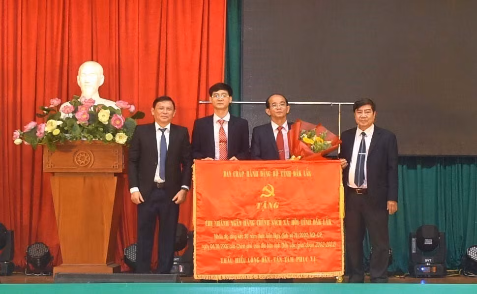 Ban Chấp hành Đảng bộ tỉnh Đắk Lắk tặng Chi nhánh Ngân hàng Chính sách xã hội tỉnh bức trướng với nội dung “Thấu hiểu lòng dân - tận tâm phục vụ”. Ảnh: Nguyên Dung-TTXVN
