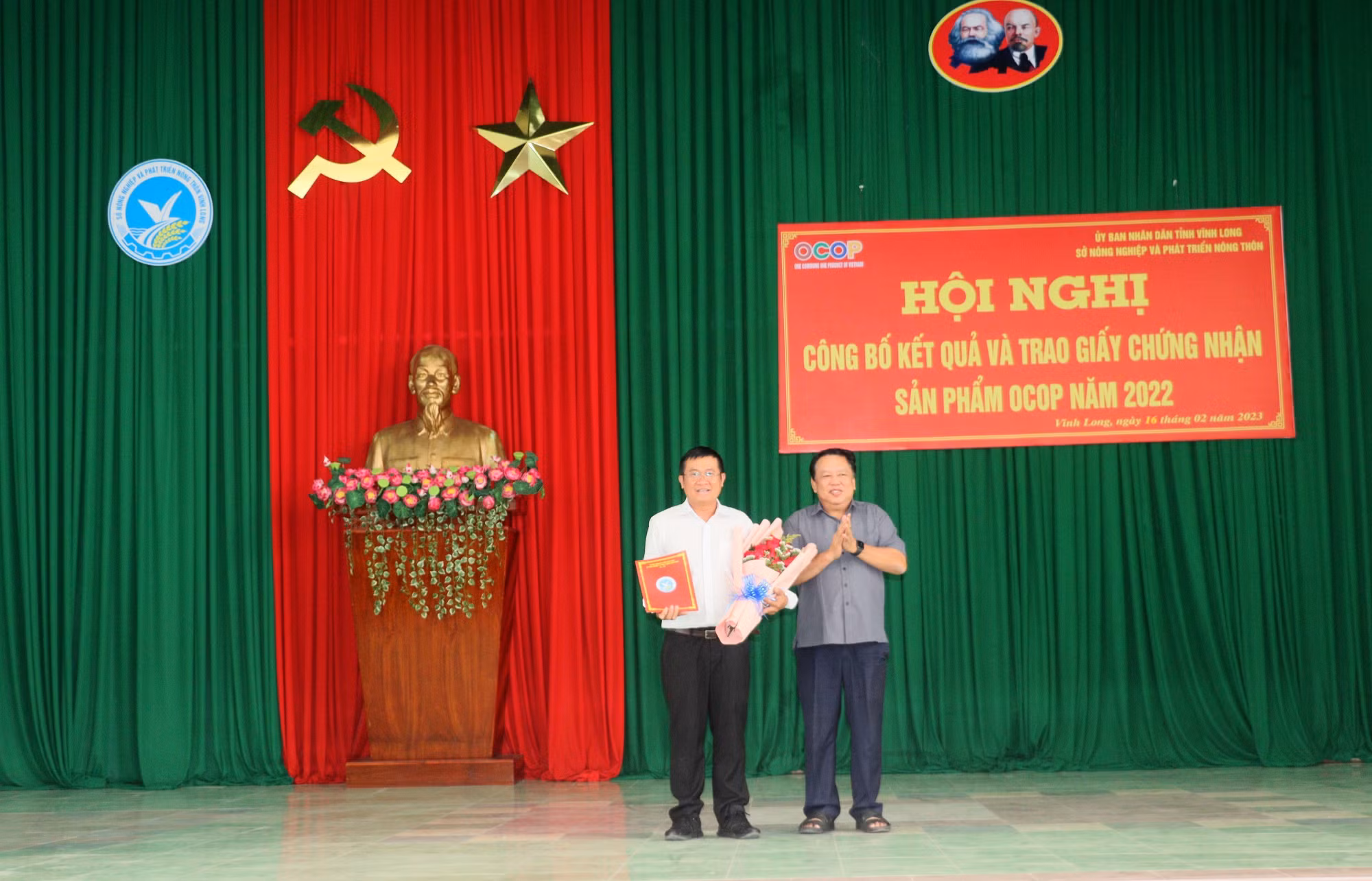 Ban tổ chức trao Giấy chứng nhận cho đại diện các chủ thể có sản phẩm được công nhận đạt OCOP. Ảnh: Lê Thúy Hằng - TTXVN