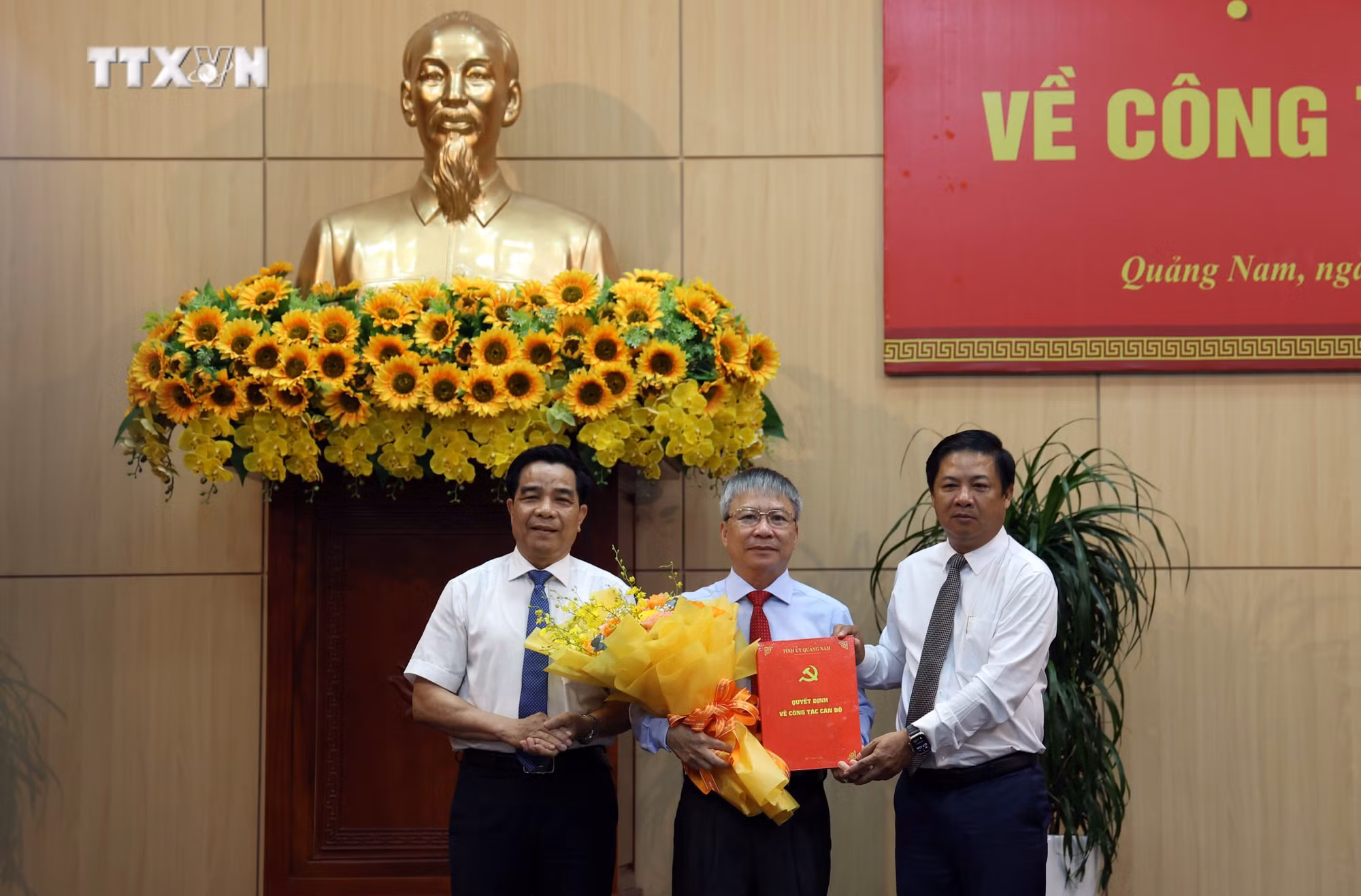 vna_potal_cong_bo_quyet_dinh_chuan_y_chuc_danh_pho_bi_thu_tinh_uy_quang_nam_nhiem_ky_2020_-_2025_7523075.jpg