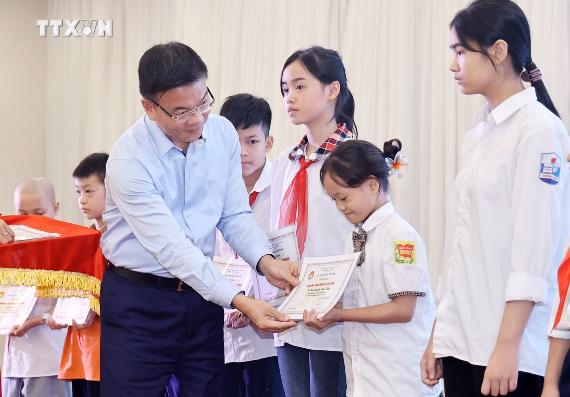 vna_potal_pho_thu_tuong_le_thanh_long_du_le_trao_hoc_bong_“hoc_khong_bao_gio_cung”_lan_thu_tu__7478981.jpg