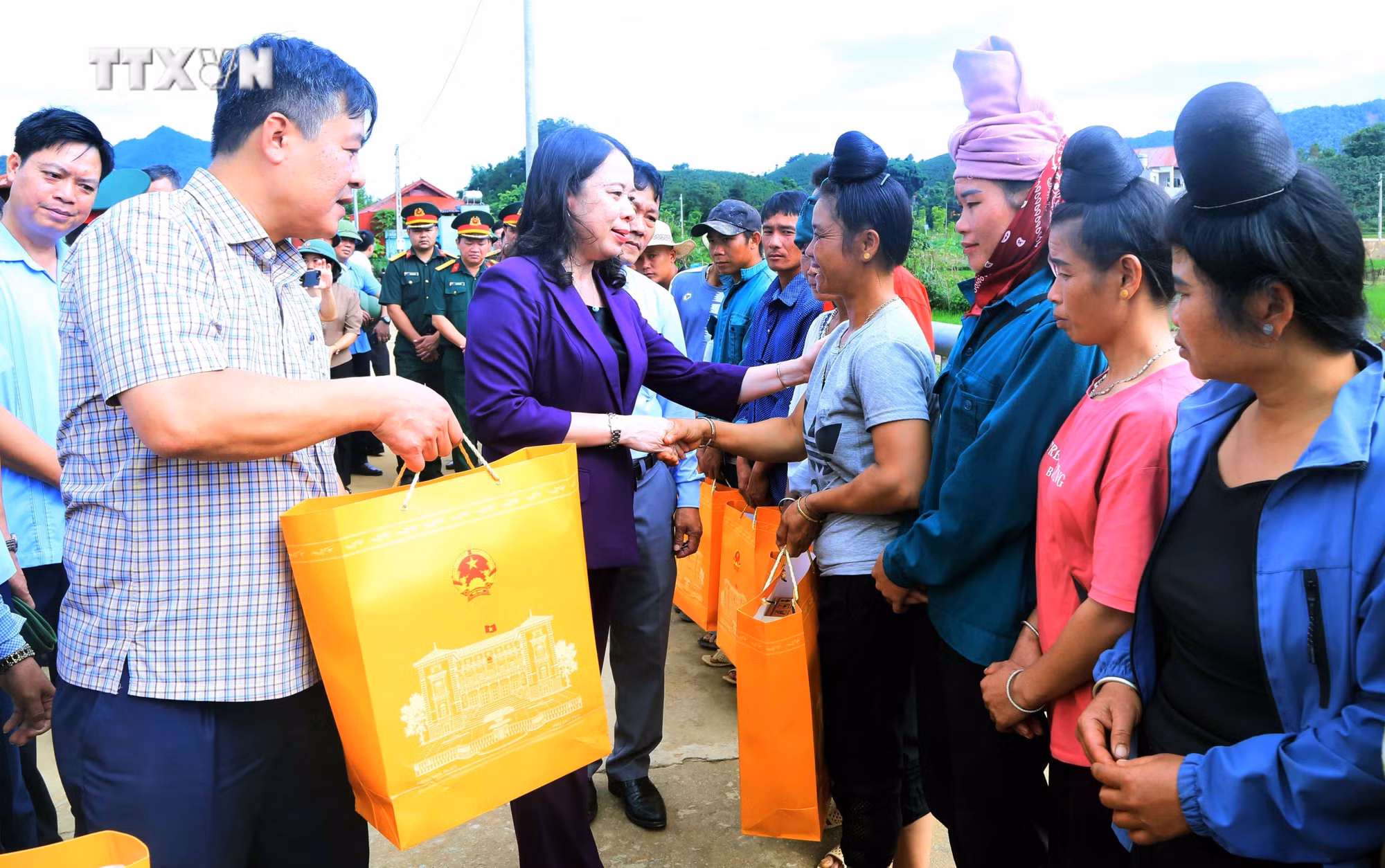vna_potal_pho_chu_tich_nuoc_vo_thi_anh_xuan_tham_tang_qua_nhan_dan_vung_bi_ngap_lut_sat_lo_dat_tai_son_la_7529470.jpg