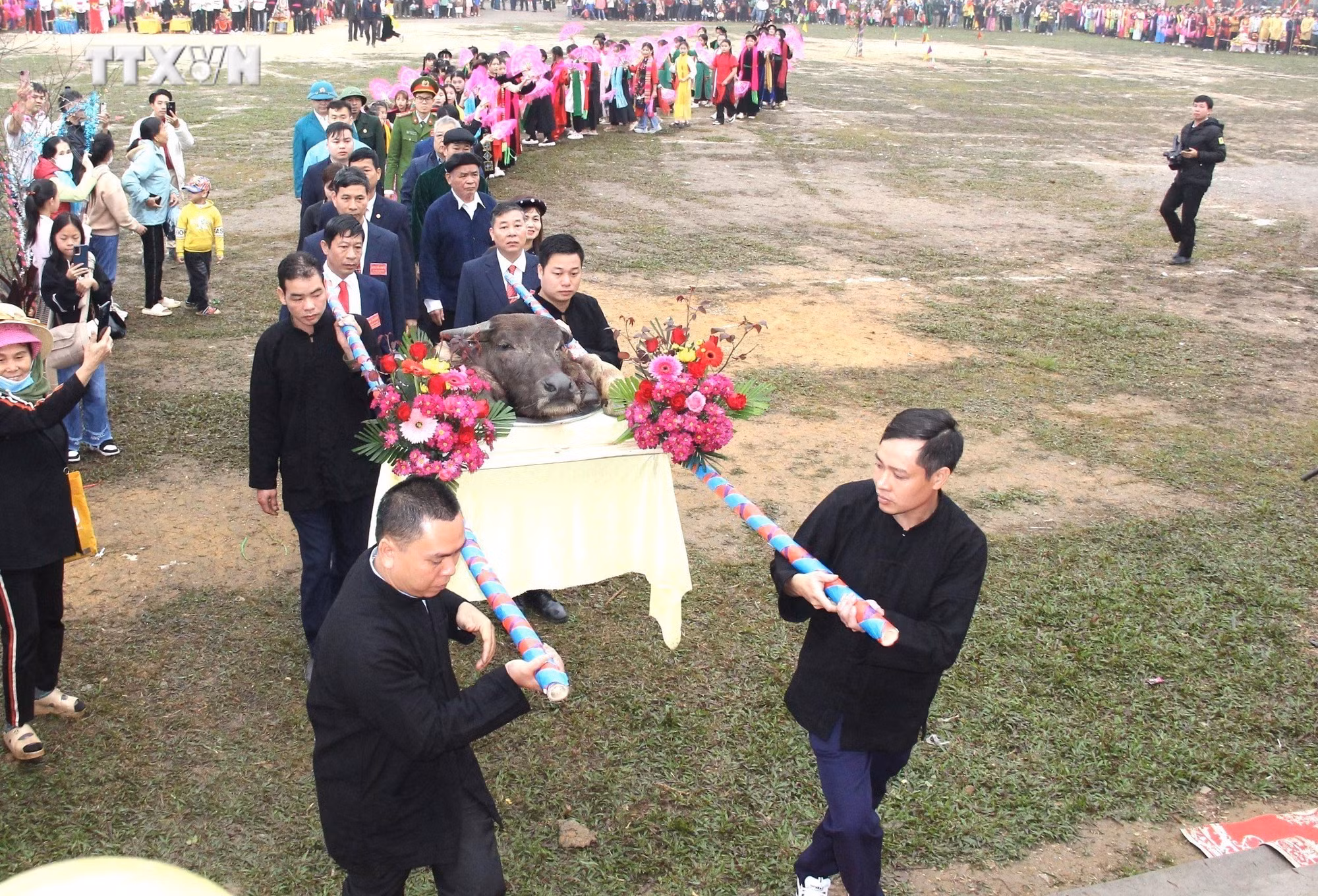 vna_potal_dac_sac_le_hoi_cau_mua_cua_nguoi_tay_thuong_bang_la_anh_theo_tin_7230821.jpg
