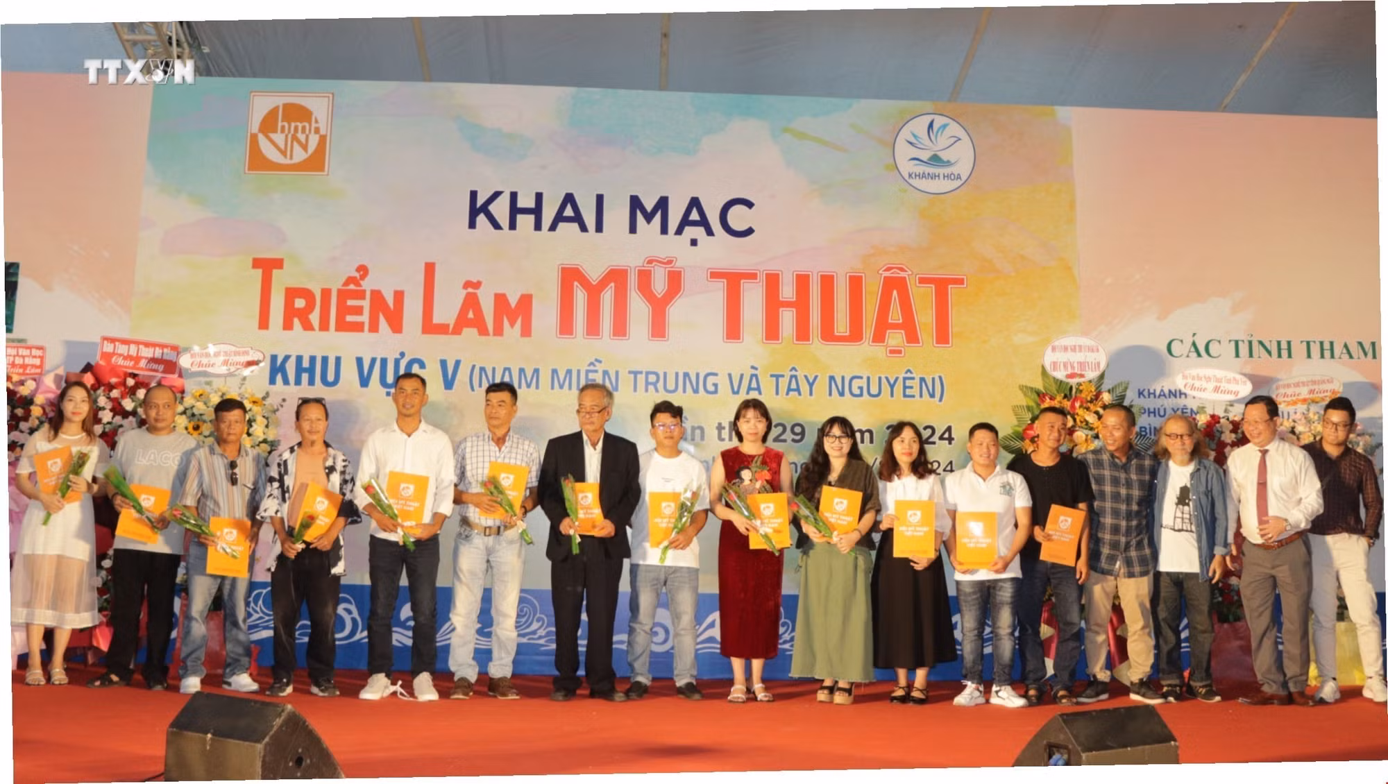vna_potal_trien_lam_my_thuat_mien_trung_va_tay_nguyen_7546033.jpg
