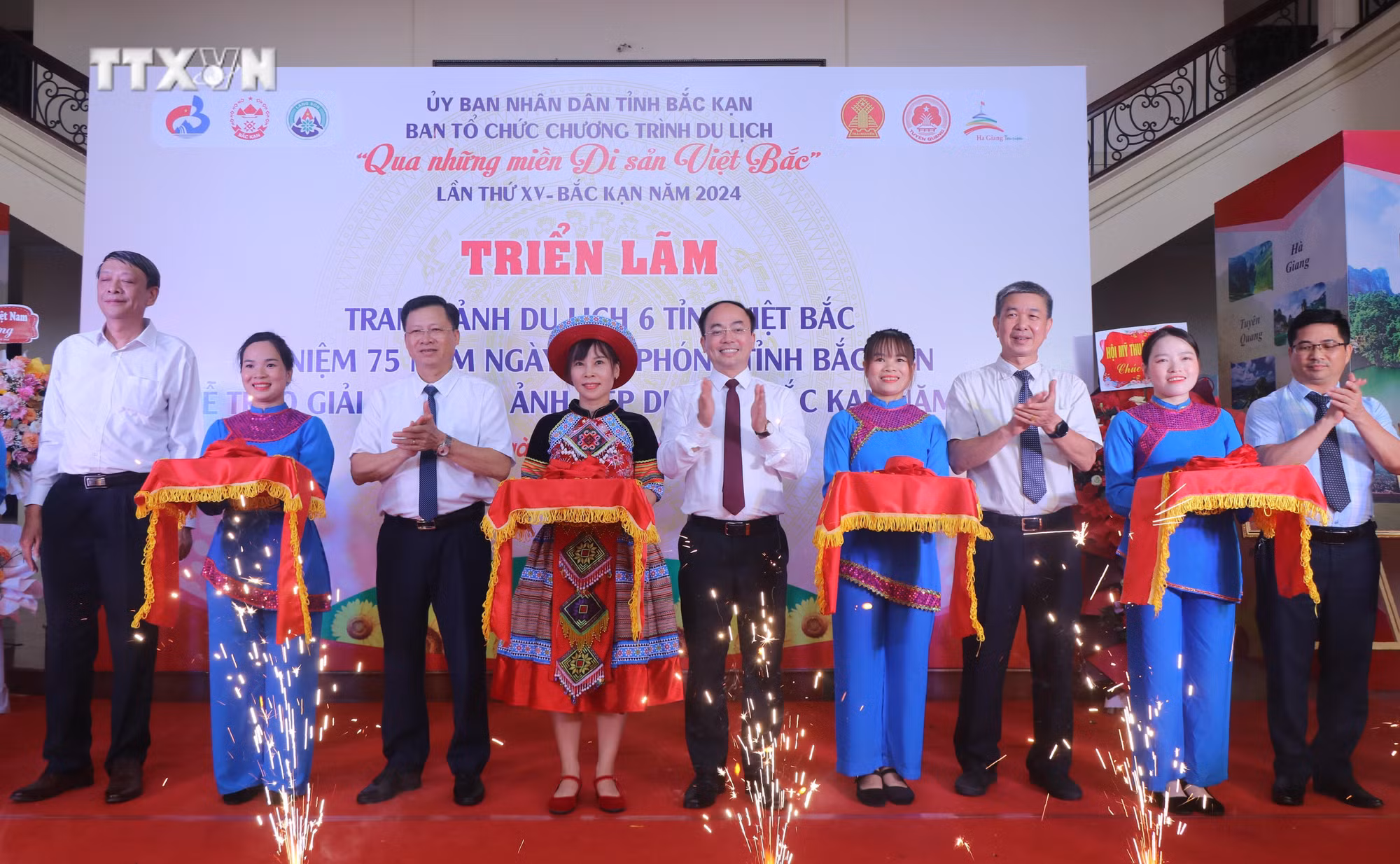 vna_potal_khai_mac_trien_lam_tranh_anh_du_lich_6_tinh_viet_bac_tai_bac_kan__7555044.jpg