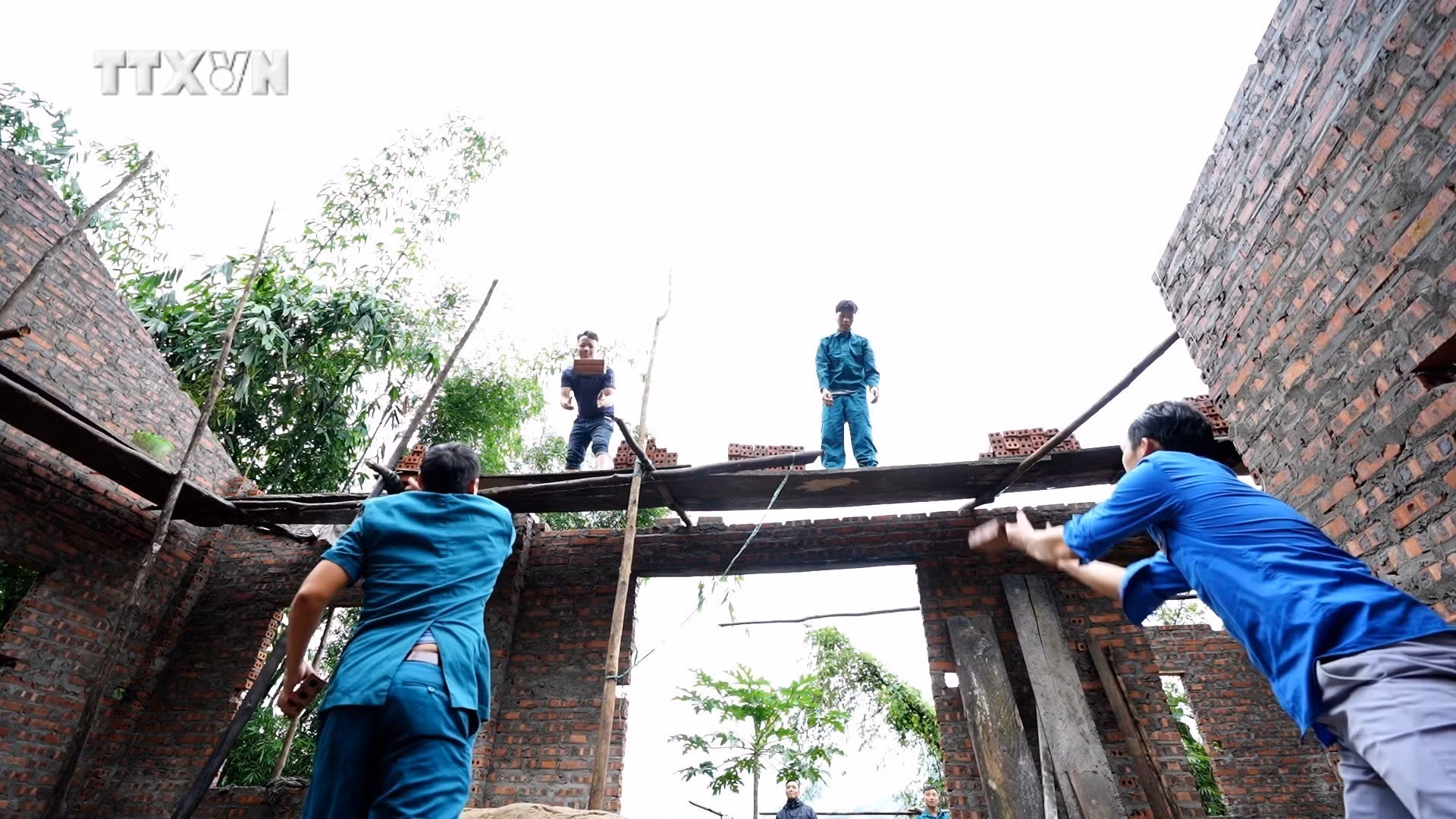 vna_potal_no_luc_xoa_nha_tam_cho_ho_ngheo_o_vung_cao_yen_bai__7559430.jpg